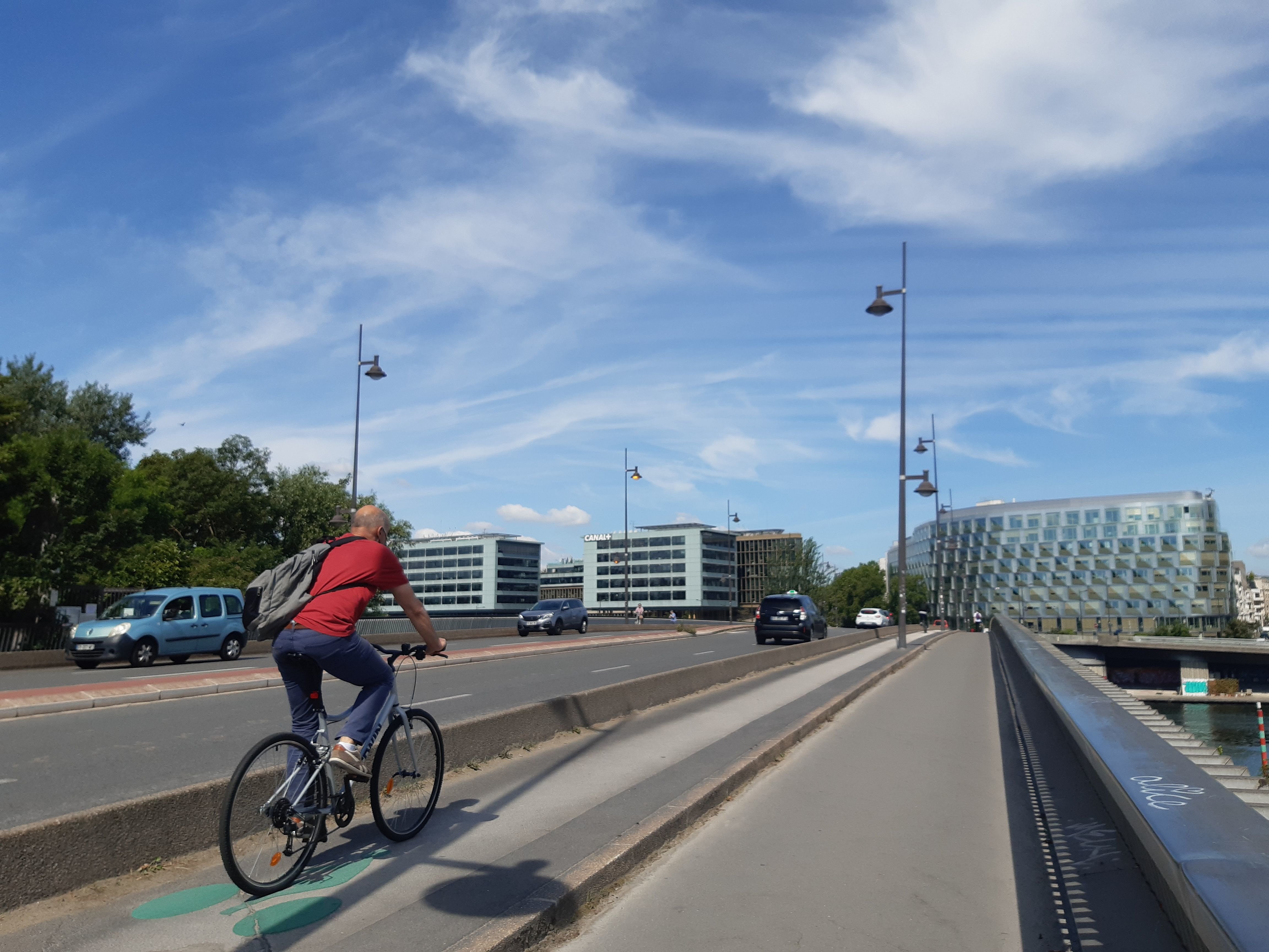 Boulogne-Billancourt, 6 juillet 2022. Sur le pont d'Issy, en septembre 2020, jusqu'à 64 344 cyclistes ont été comptés en un mois et presque autant en septembre 2021. C'est le lieu le plus fréquenté de GPSO par les deux-roues avec la route de Vaugirard à Meudon. Et c'est également au bout de ce pont qu'est décédé une jeune cycliste en septembre 2021. LP/M.L.