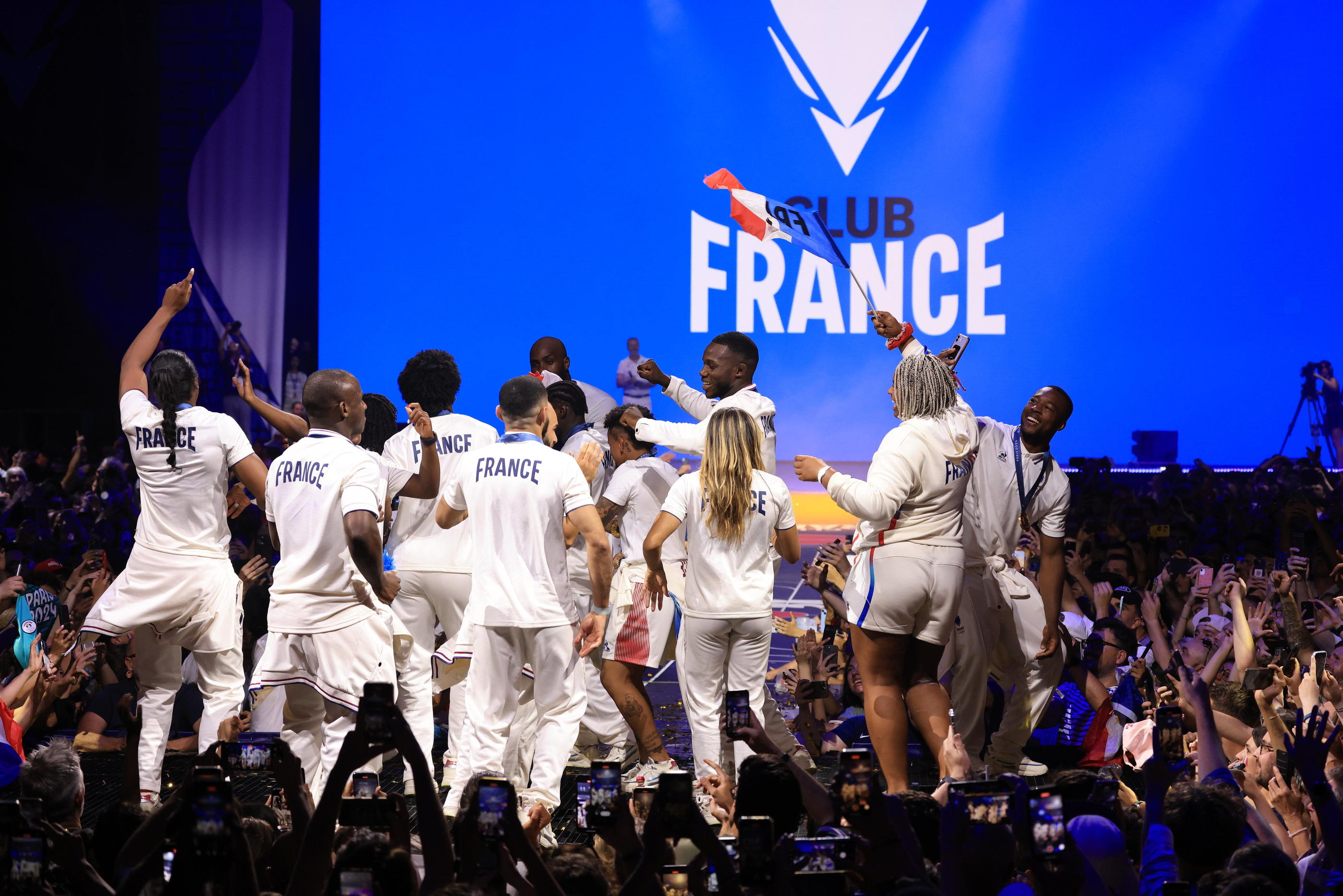 Les Français se sont enthousiasmés depuis le début des Jeux de Paris, comme ici pour célébrer l'équipe de judo championne olympique au Club France. LP / Olivier Arandel