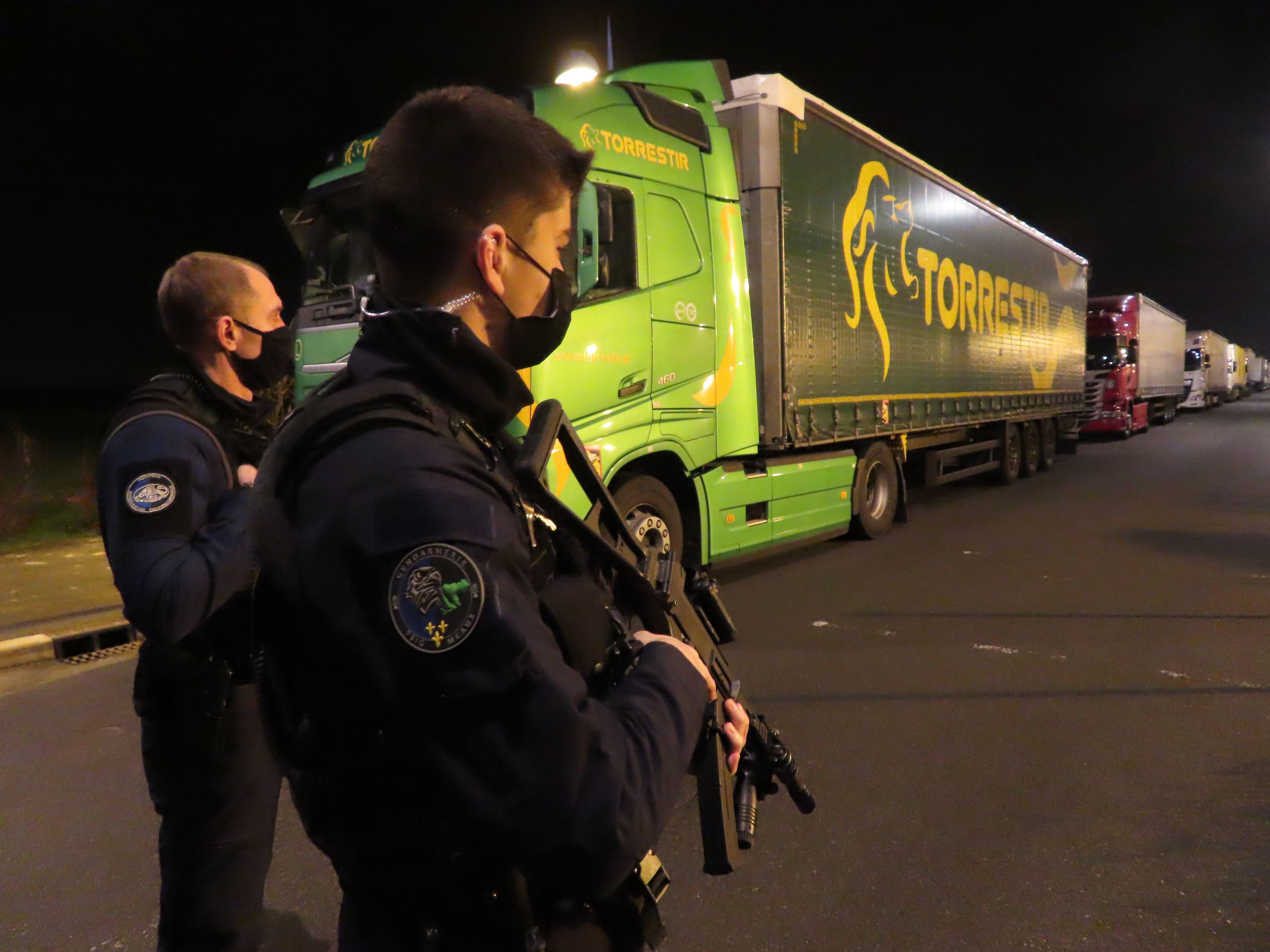 Saint-Mard. Michael et Timothée, membres du peloton de surveillance et d’intervention et de la gendarmerie (PSIG) de Meaux, effectuent une patrouille dans la zone d'activités où stationnent de nombreux camions. LP/Thomas Segissement