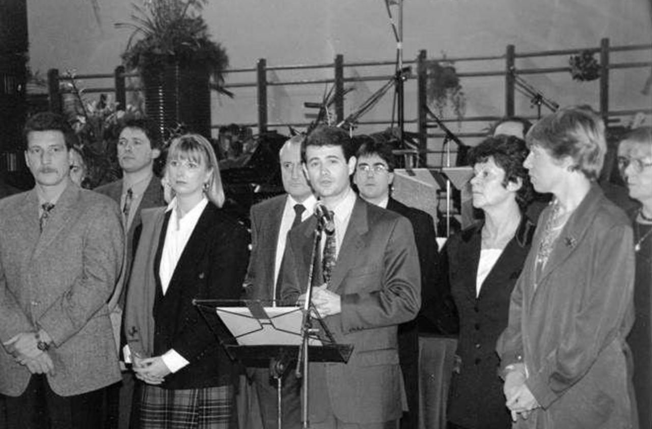 <b></b> Franck Marlin (au centre) a été élu maire (RPR) d’Etampes pour la première fois en 1995. A gauche : son successeur, Jean-Pierre Colombani. 