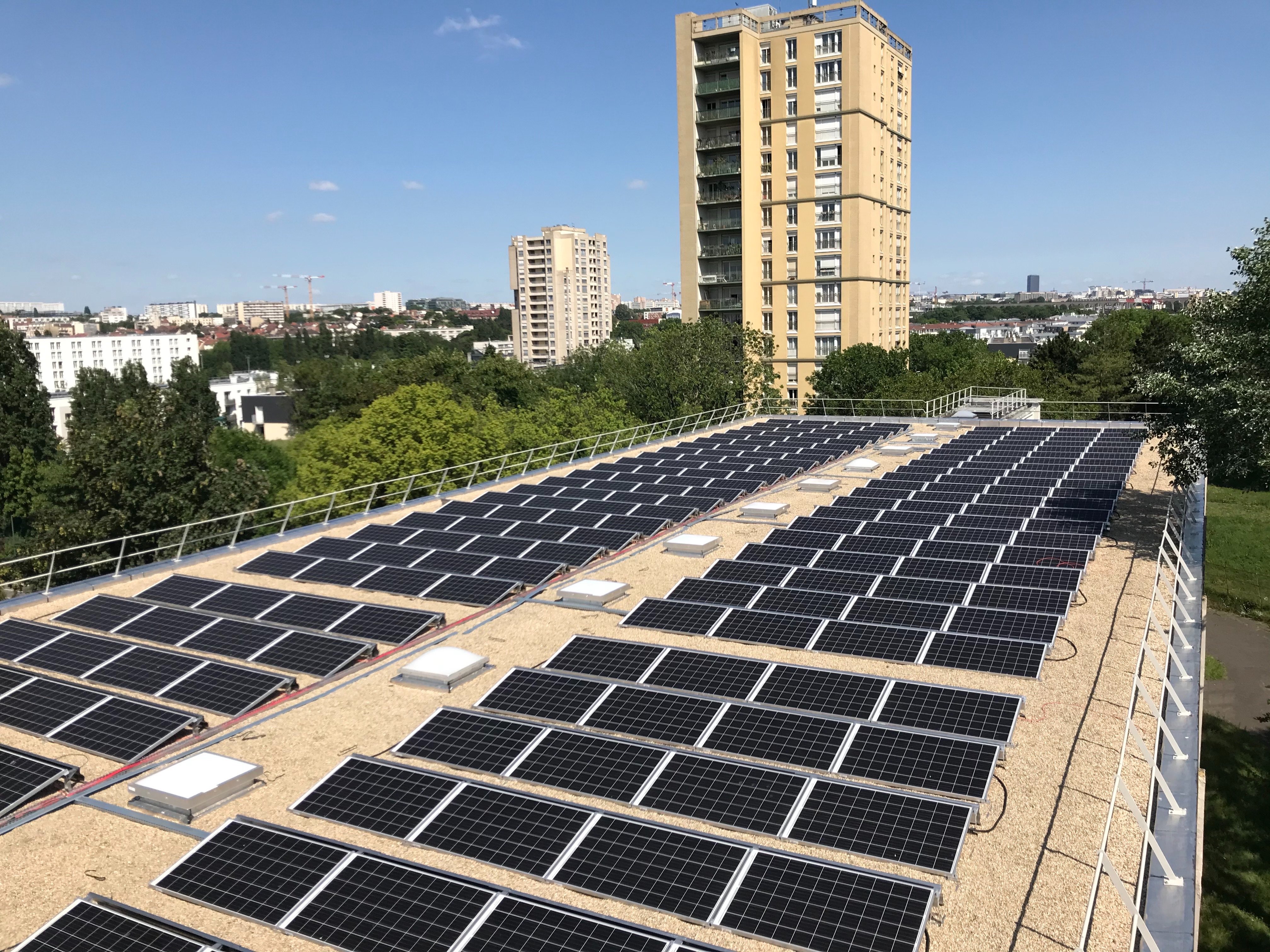Cachan, ce lundi 26 avril 2021. Les 600 mètres carrés de panneaux photovoltaïques ont alimenté l’école de la Plaine pour la rentrée scolaire. DR