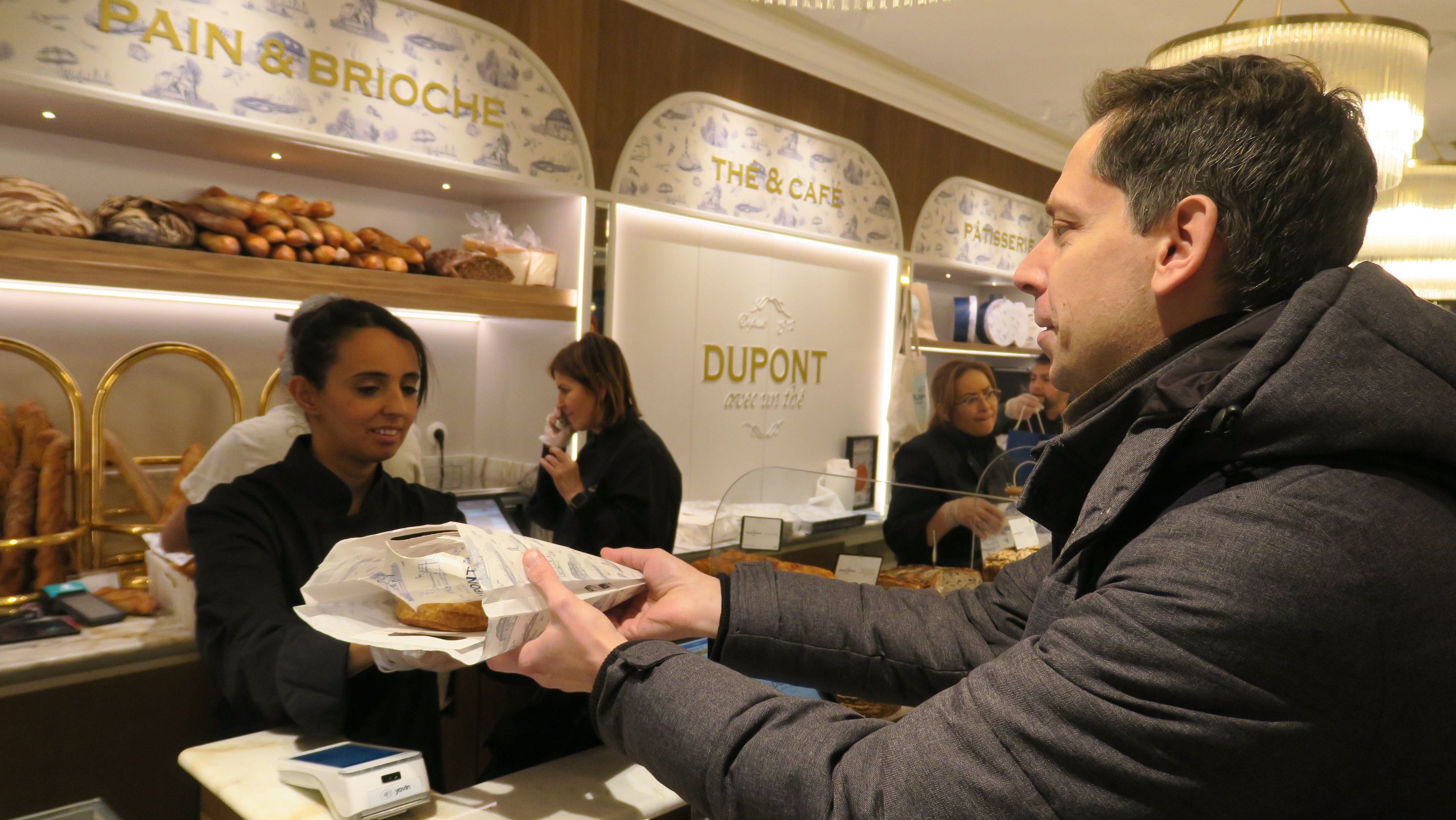 Neuilly-sur-Seine (Hauts-de-Seine), samedi 6 janvier 2024. Des centaines de clients se sont pressées à la boulangerie-pâtisserie Dupont avec un thé pour se procurer la galette lauréate. LP/Hendrik Delaire