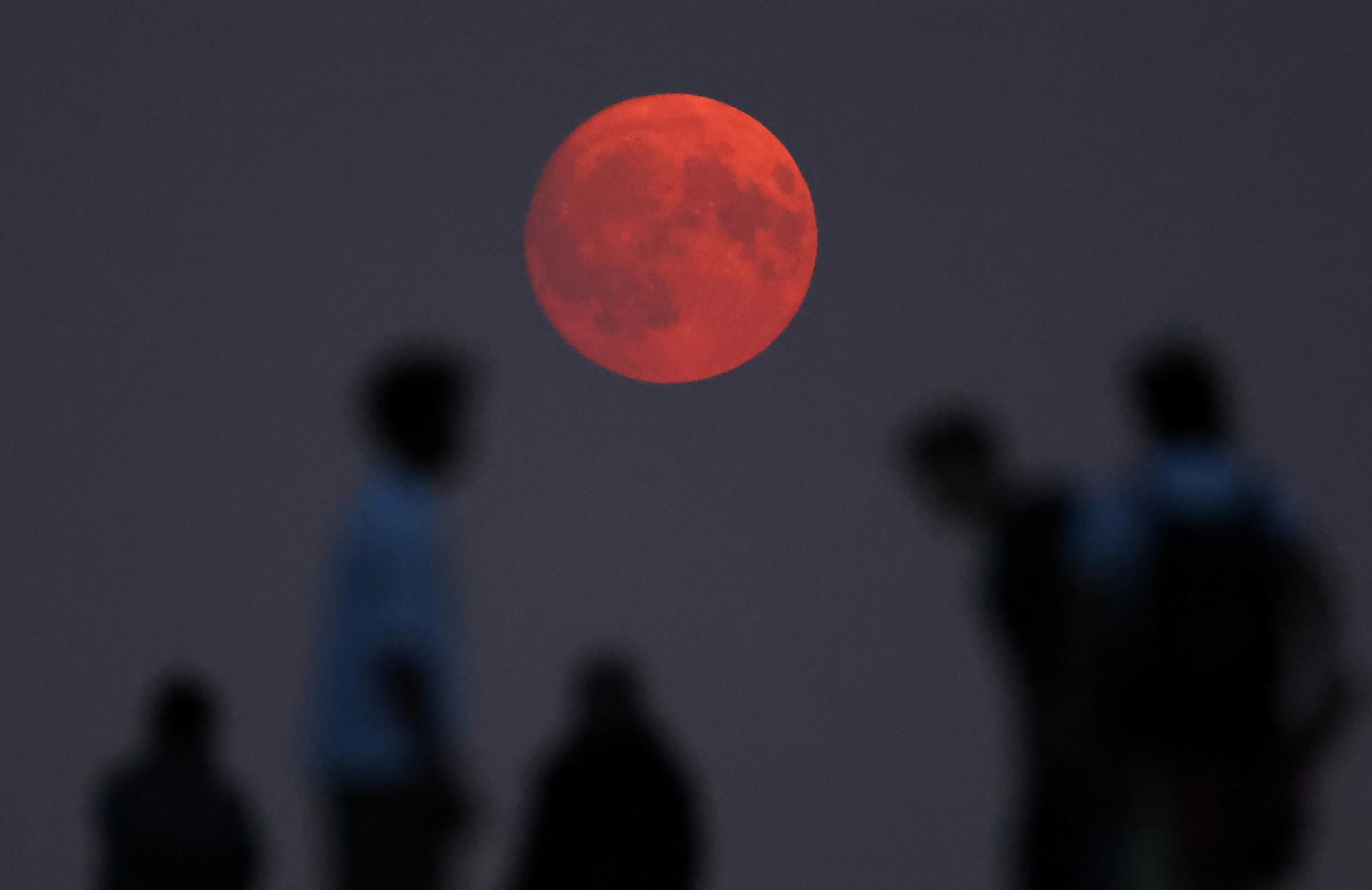 Ce lundi 19 août au soir, le satellite naturel de la Terre sera au plus près de notre planète et paraîtra bien plus gros qu'à l'ordinaire. Reuters/ Toby Melville