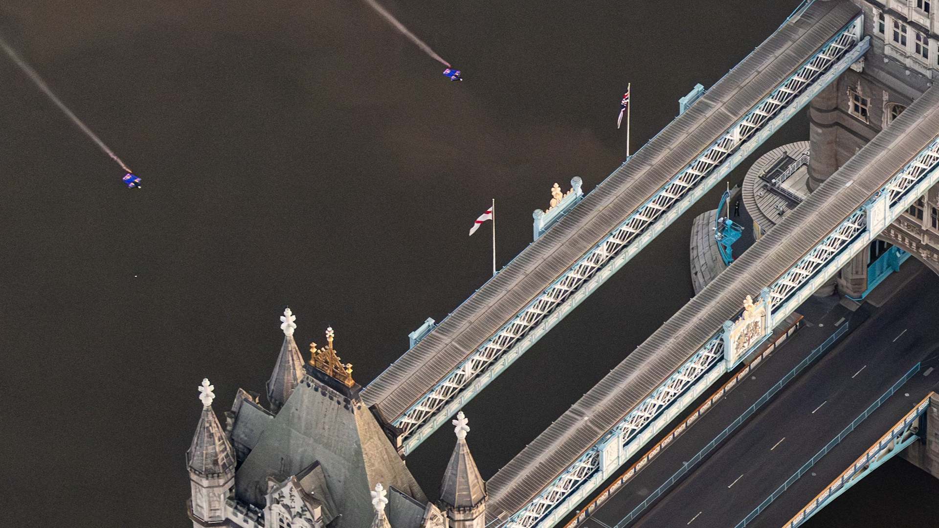 Marco Fürst et Marco Waltenspiel sont devenus les premiers parachutistes à avoir volé à travers le Tower Bridge, à Londres