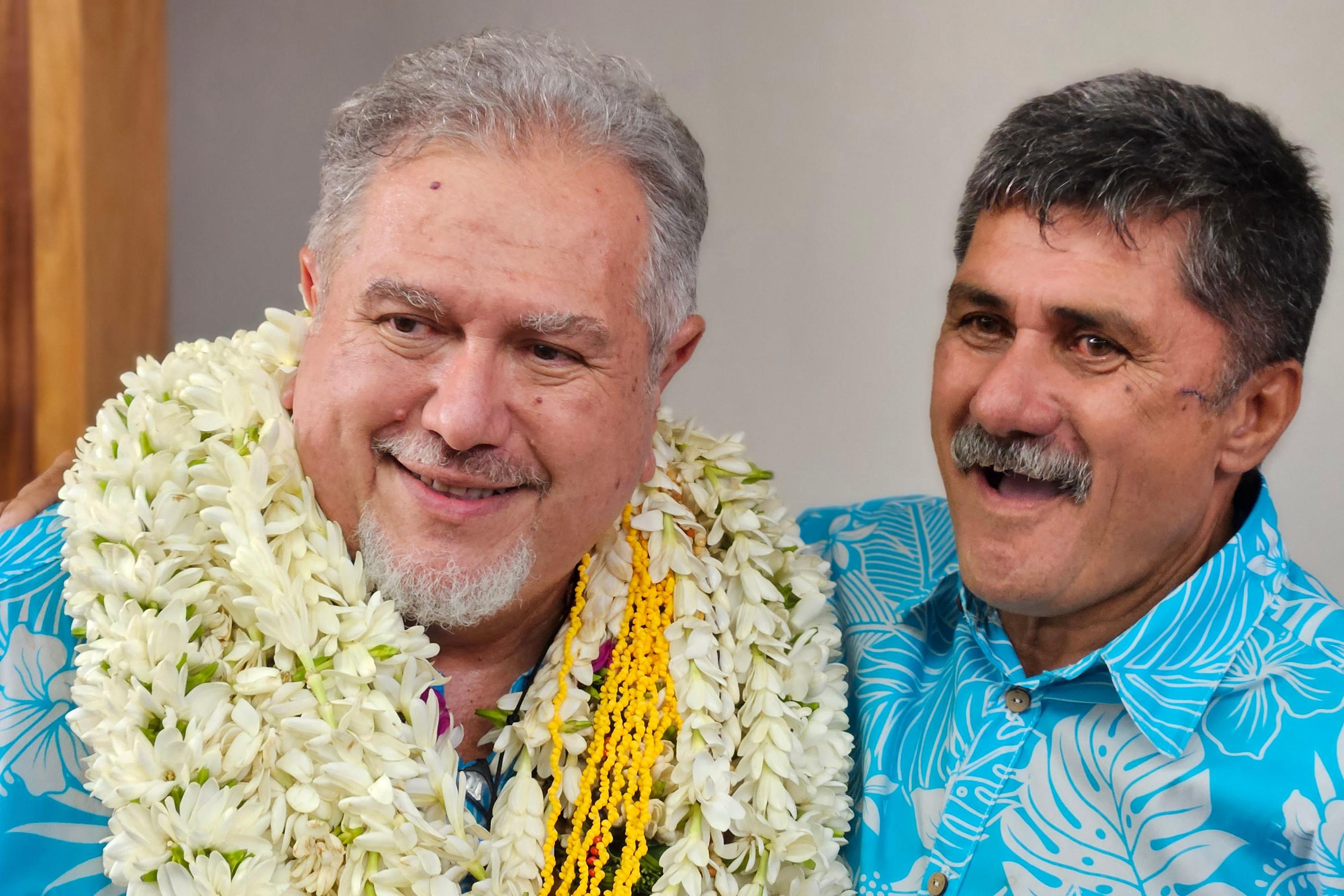 Moetai Brotherson, à gauche, est le nouveau président de la Polynésie française. AFP/Mike Leyral