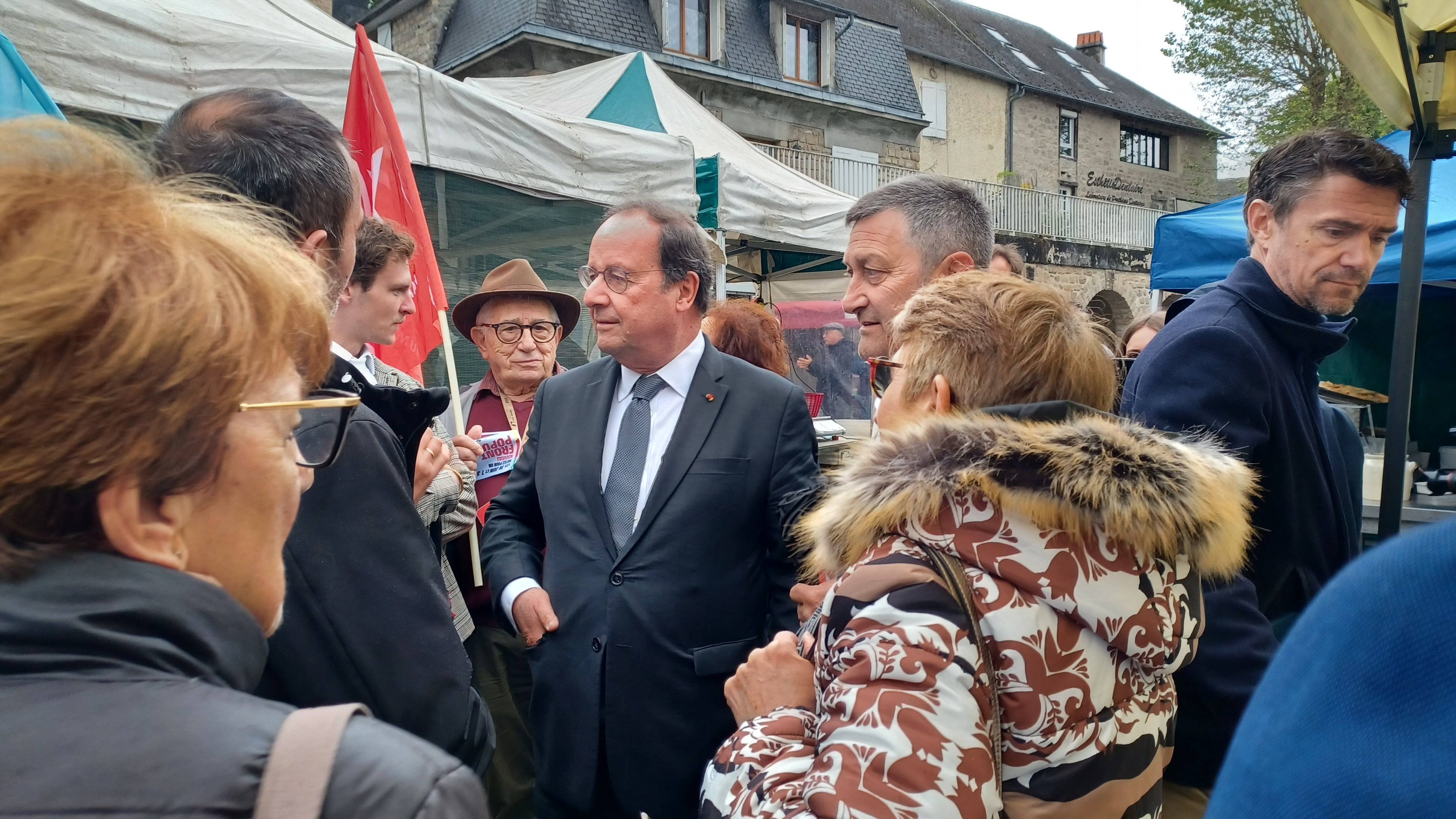 Égletons (Corrèze), le 16 juin. François Hollande s'est rendu sur le marché au lendemain de l'annonce de sa candidature surprise aux élections législatives. LP/Jila Varoquier