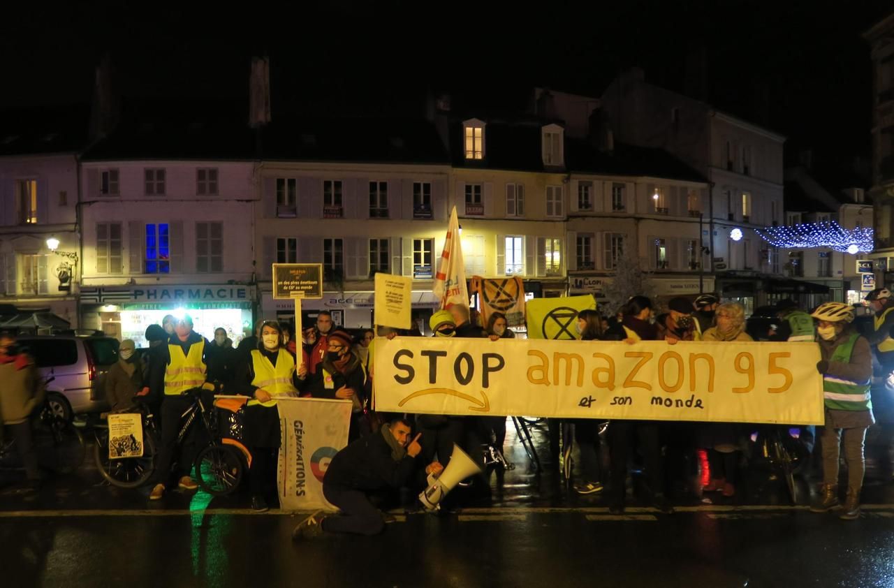 <b></b> Pontoise, ce vendredi. Une cinquantaine de personnes ont manifesté contre l’extension «d’Amazon et son monde», c’est-à-dire les géants du e-commerce.