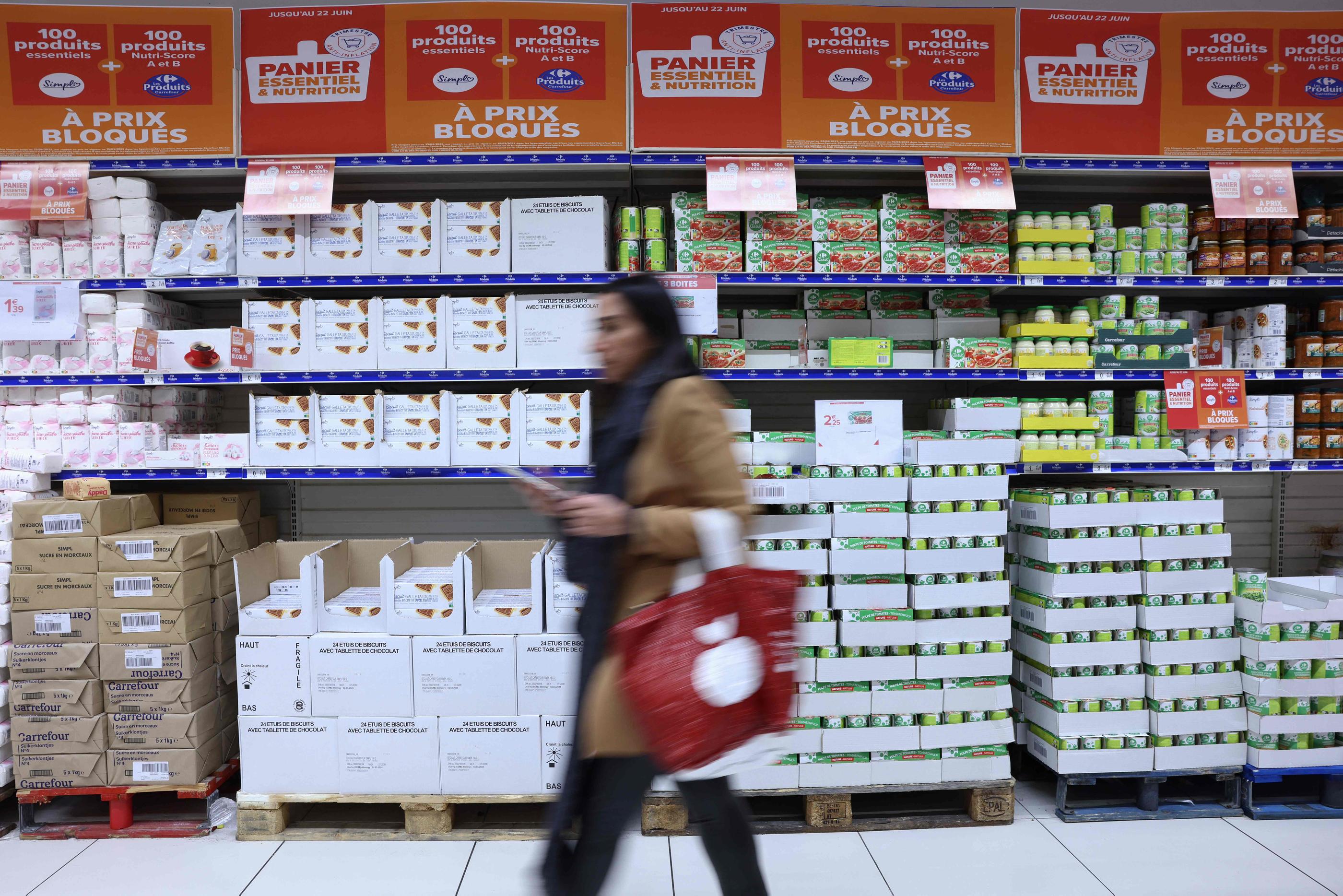 Dur, dur de faire ses courses en pleine inflation, malgré les promotions, comme celles du supermarché de Villeneuve-la-Garenne (Hauts-de-Seine).