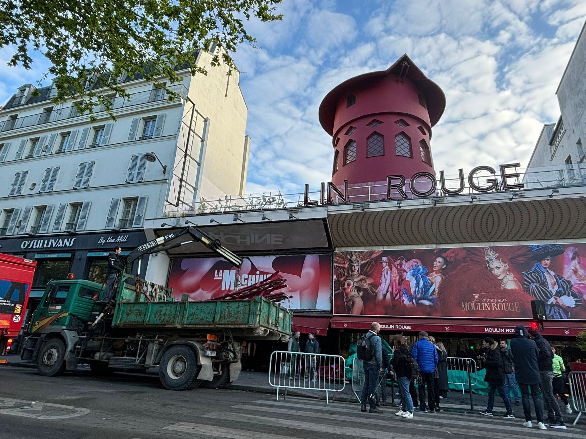Le 25 avril 2024, XVIIe arrondissement. Le Moulin Rouge a perdu ses ailes dans la nuit du 24 au 25 avril. Aucun blessé n'est à déploré. Les ailes ont été retirées du trottoir sous les regards interloqués des passants. LP/Candice Doussot