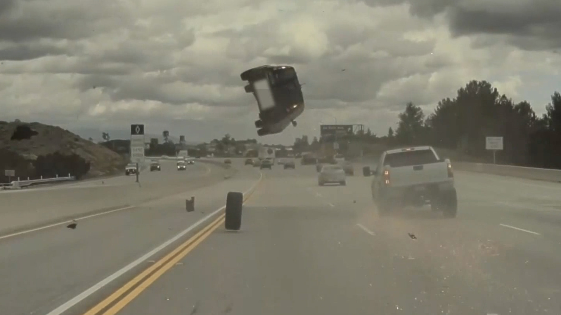 Accident de voiture sur une autoroute de Los Angeles, États-Unis.