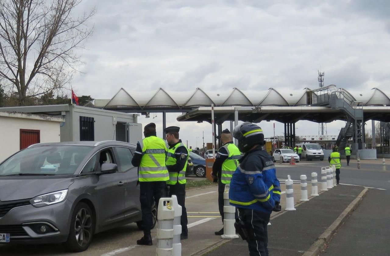<b></b> Fleury-en-Bière 3 avril. Les gendarmes de Seine-et-Marne ont contrôlé les automobilistes passant par le péage de l’A6 au cas où certains partiraient en vacances, en violation du confinement.