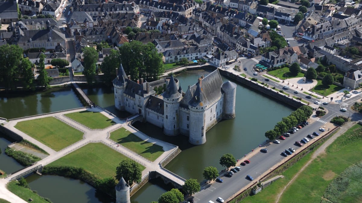 A Sully-sur-Loire, comme dans les autres châteaux du Loiret, la fréquentation a été bonne et la proportion de touristes étrangers a bondi durant l'été. Photo Département du Loiret