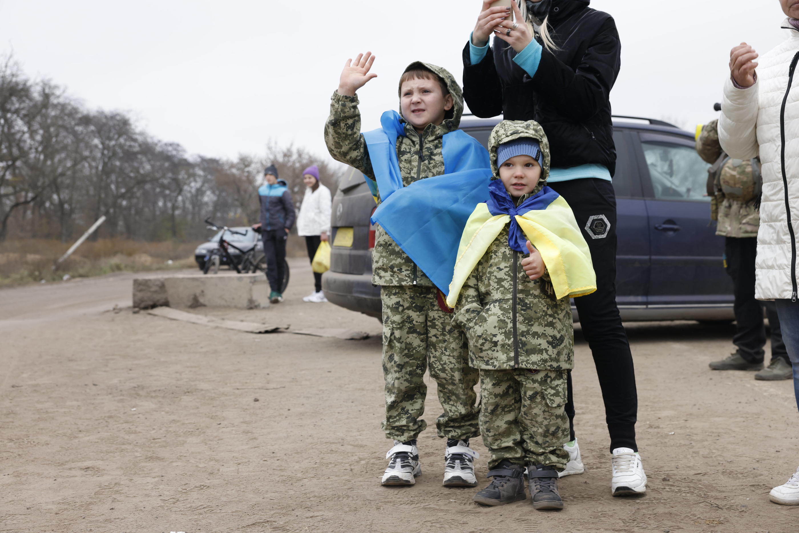 Région de Kherson (Ukraine), le 13 novembre 2022. Margarita et ses deux fils David, 7 ans, et Timour, 5 ans, sont venus saluer les soldats ukrainiens qui viennent libérer leur ville. LP/Olivier Corsan