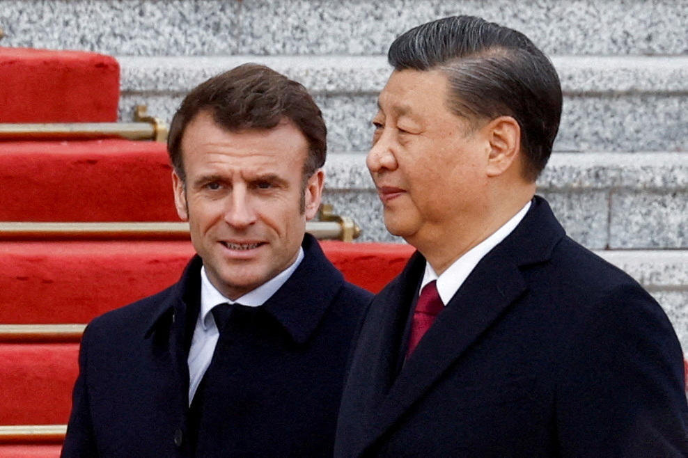 Emmanuel Macron et Xi Jinping le 6 avril 2023 devant le Palais du Peuple à Pékin. REUTERS/Gonzalo Fuentes