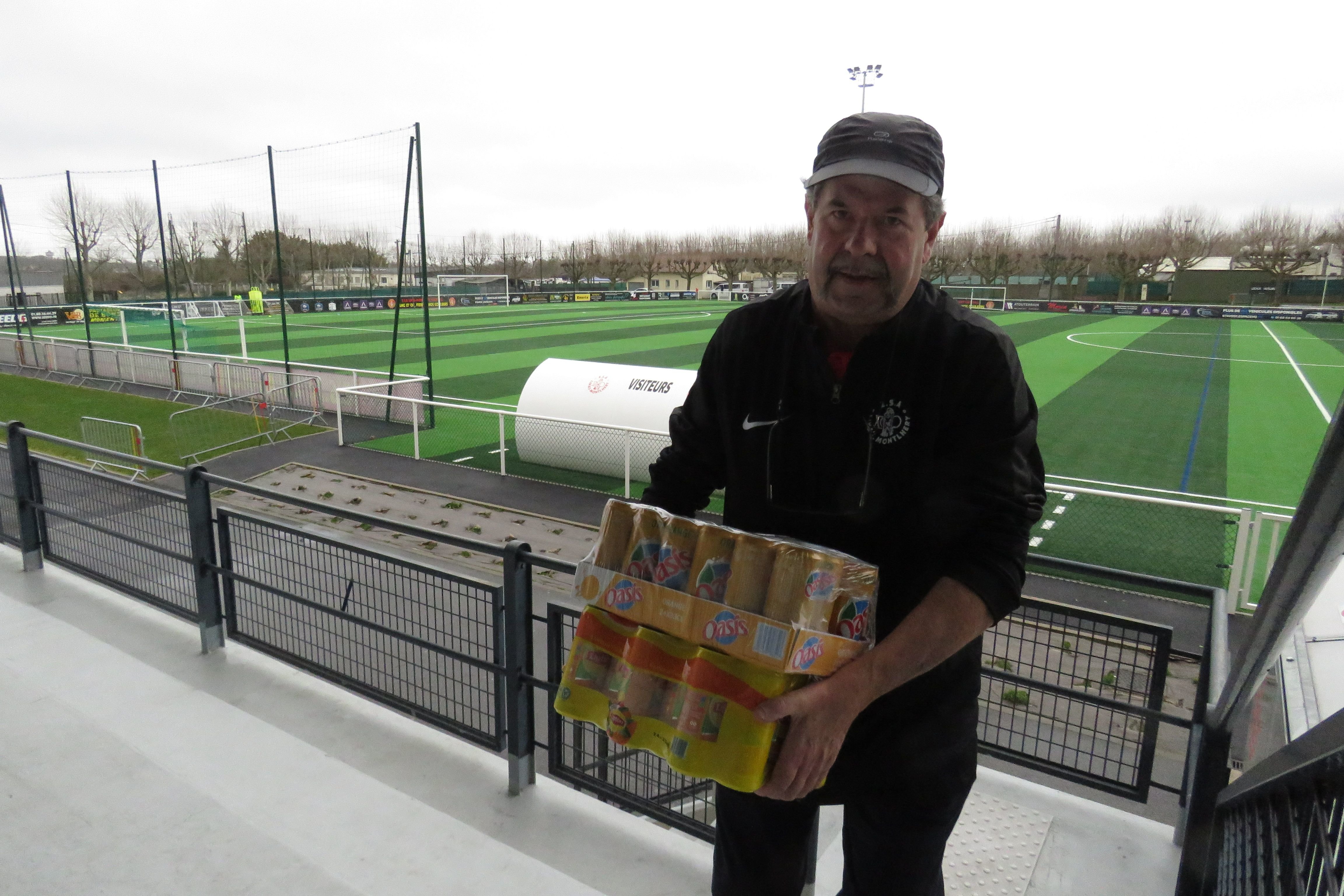 Montlhéry, le 30 décembre. Bénévole au club de football de Linas-Montlhéry, Patrick Georget s'active avant la rencontre de ce dimanche qui opposera les joueurs à Amiens, en 16e de finale de la Coupe de France. LP/Florian Garcia