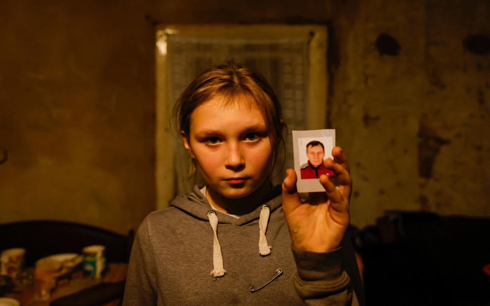 Dibrova, Ukraine, le 19 novembre 2022. Valeria montre la photo de son père qui a été exécuté par les Russes la veille de la libération de son village. LP/Olivier Corsan