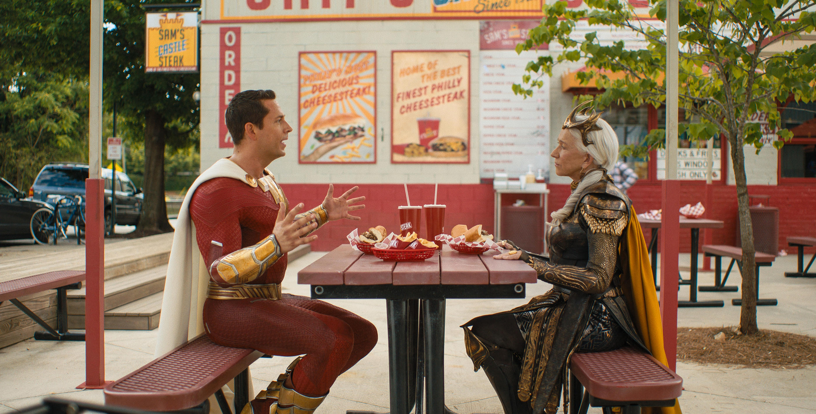 Même les superhéros mangent au fast-food ! Surtout quand ils sont, comme Shazam, encore adolescents sous leur costume flamboyant. Warner Bros/Discovery France