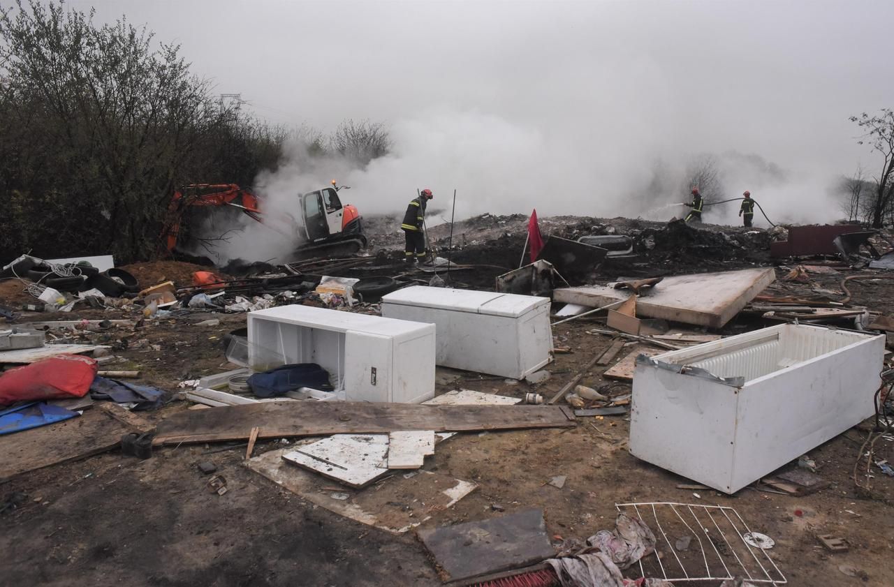 <b></b> Les restes de l'ancien campement rom ont été volontairement incendiés dans la soirée de dimanche. 137 pompiers ont été mobilisés depuis le début de l’incendie.