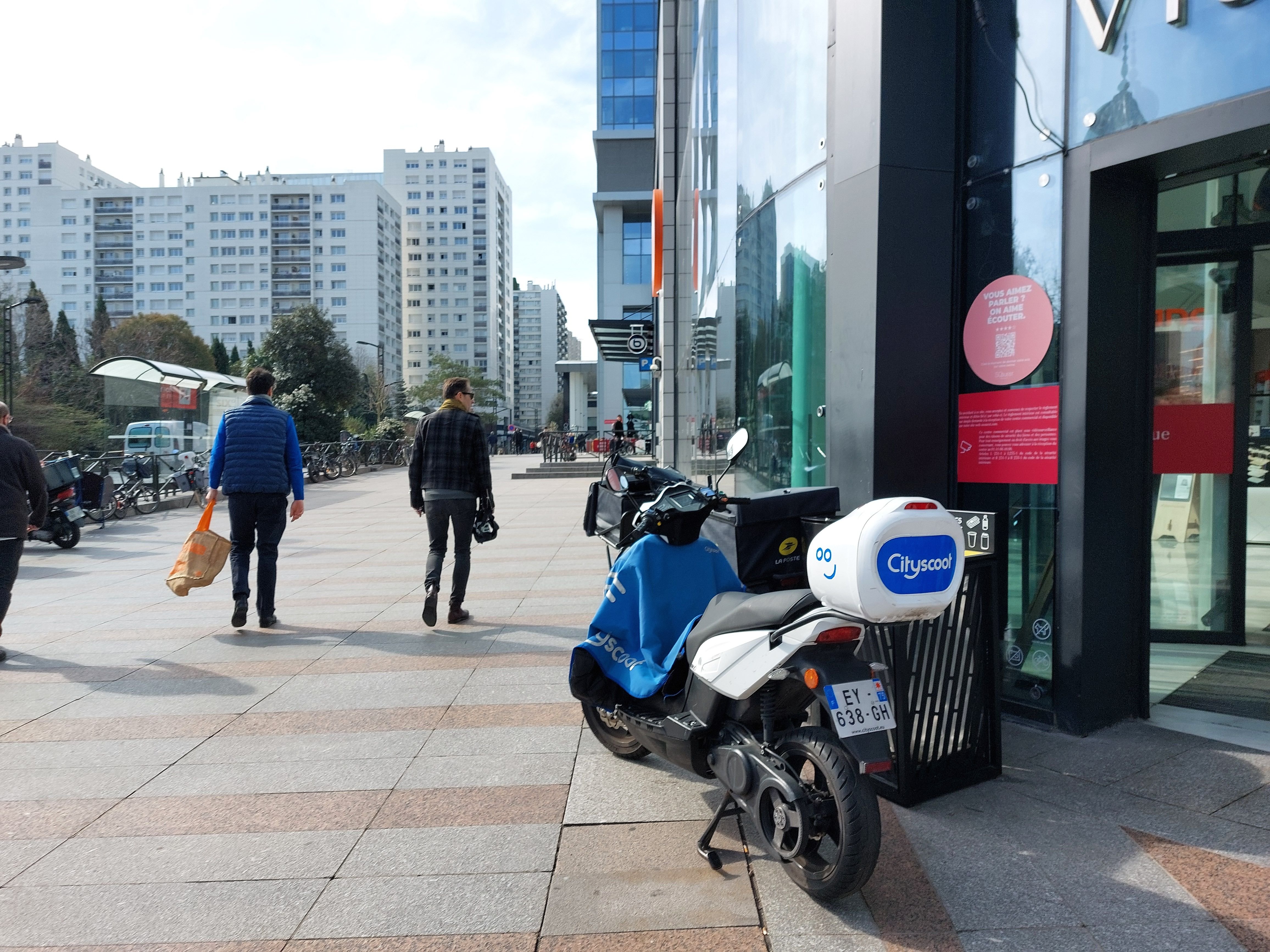 Levallois-Perret (Hauts-de-Seine). De nombreux scooters électriques de Cityscoot, parfois garés de façon anarchique, sont en l'attente d'être retirés du domaine public. LP/Sébastian Compagnon