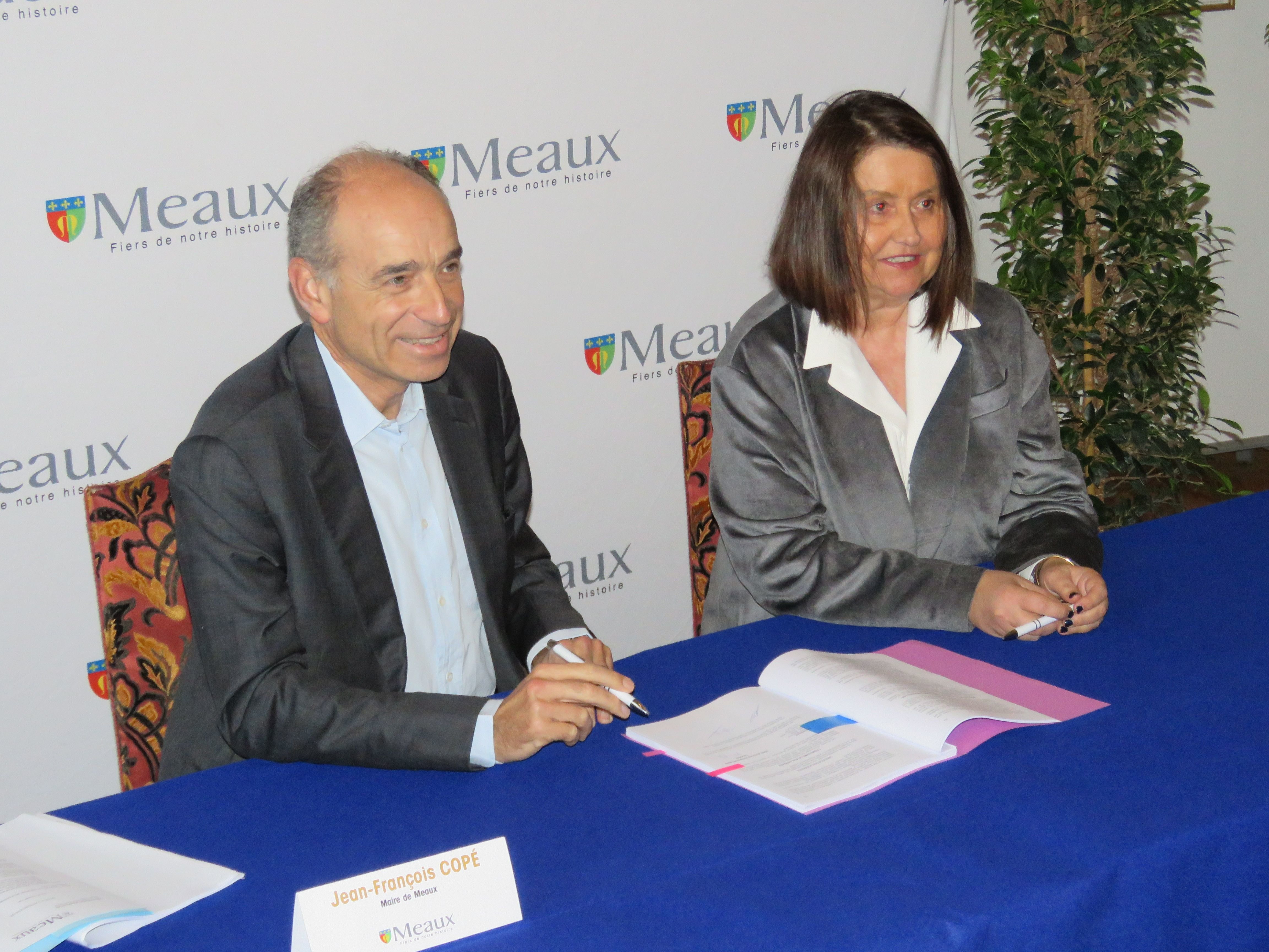 Meaux, le 14 novembre 2022. Le contrat de vente du cinéma Majestic a été signé par le maire, Jean-François Copé, et la PDG de l'UGC, Brigitte Maccioni. LP/Sébastien Roselé