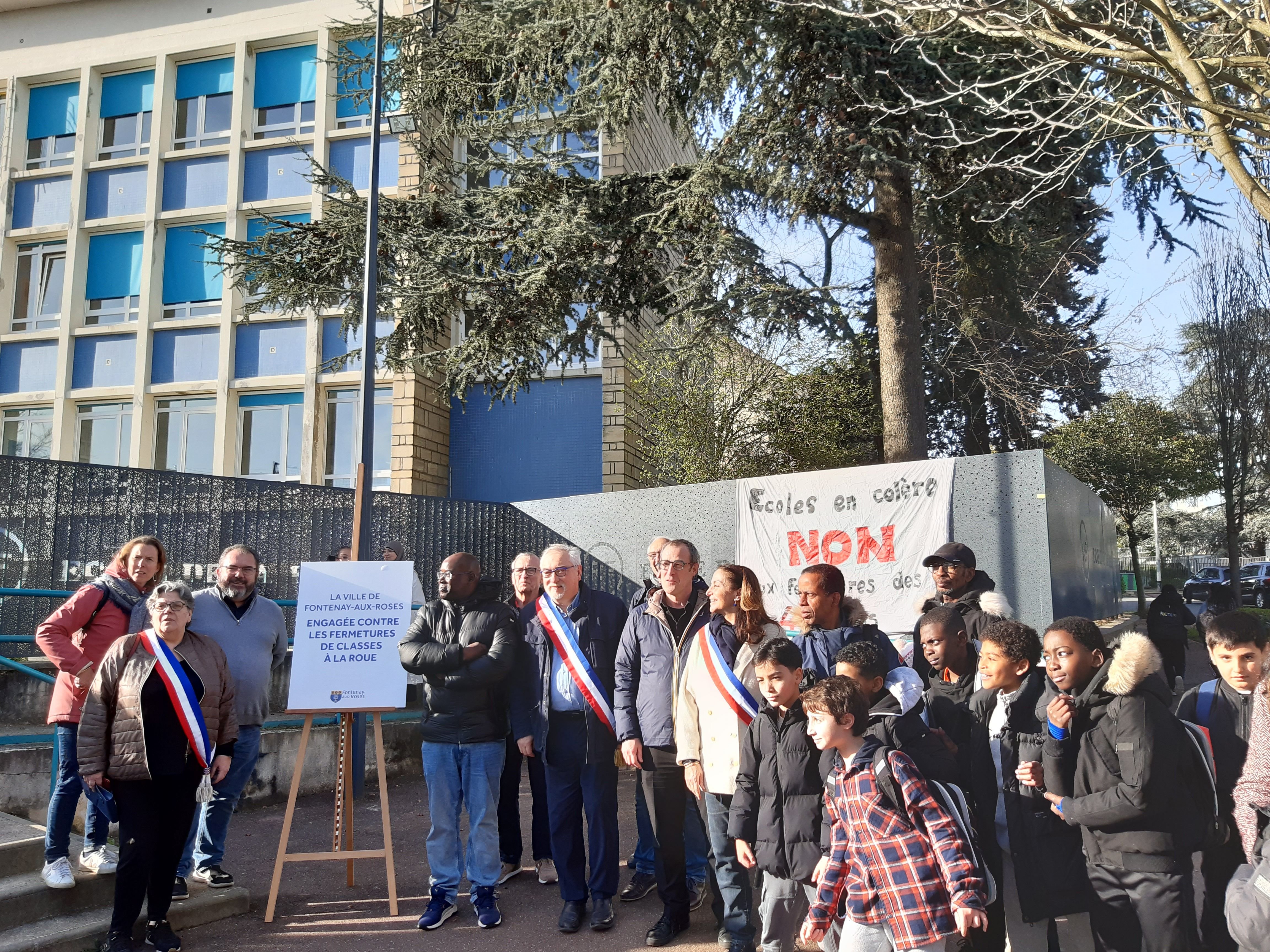 Fontenay-aux-Roses (Hauts-de-Seine), ce lundi 4 mars. Un moment de protestation était organisé devant le groupe scolaire de La Roue. LP/M.L.