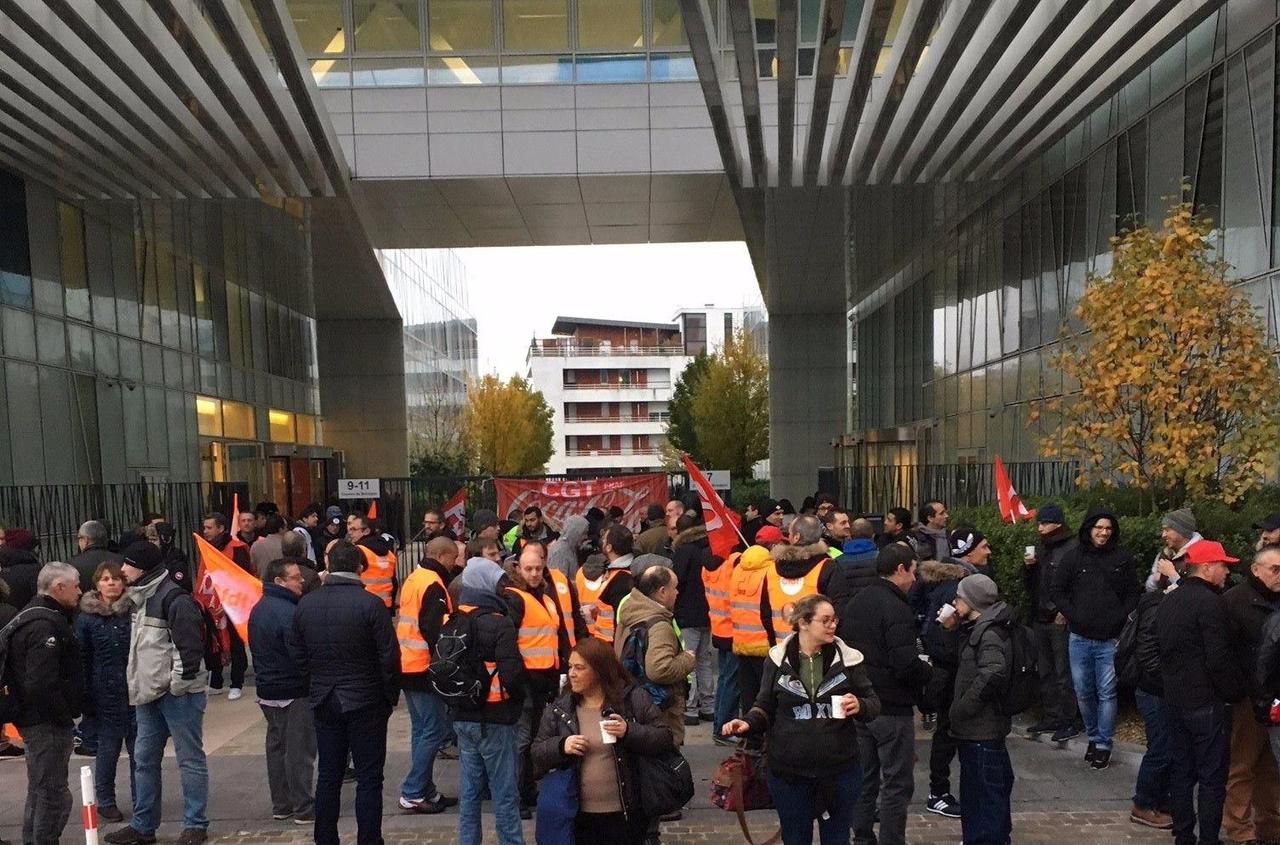 <b></b> Issy-les-Moulineaux, le 20 novembre 2017. Les salariés de plusieurs sites de Coca ont manifesté devant le siège français de Coca-Cola European Partners (CCEP).