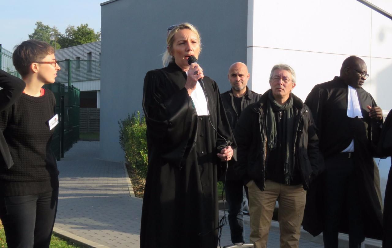 <b></b> Roissy, ce mercredi 18 octobre. Valérie Grimaud, la bâtonnière du barreau de Bobigny, a joint la parole des avocats à celles des opposants à cette nouvelle annexe du TGI de Bobigny, dénonçant « une justice d’exception ». 