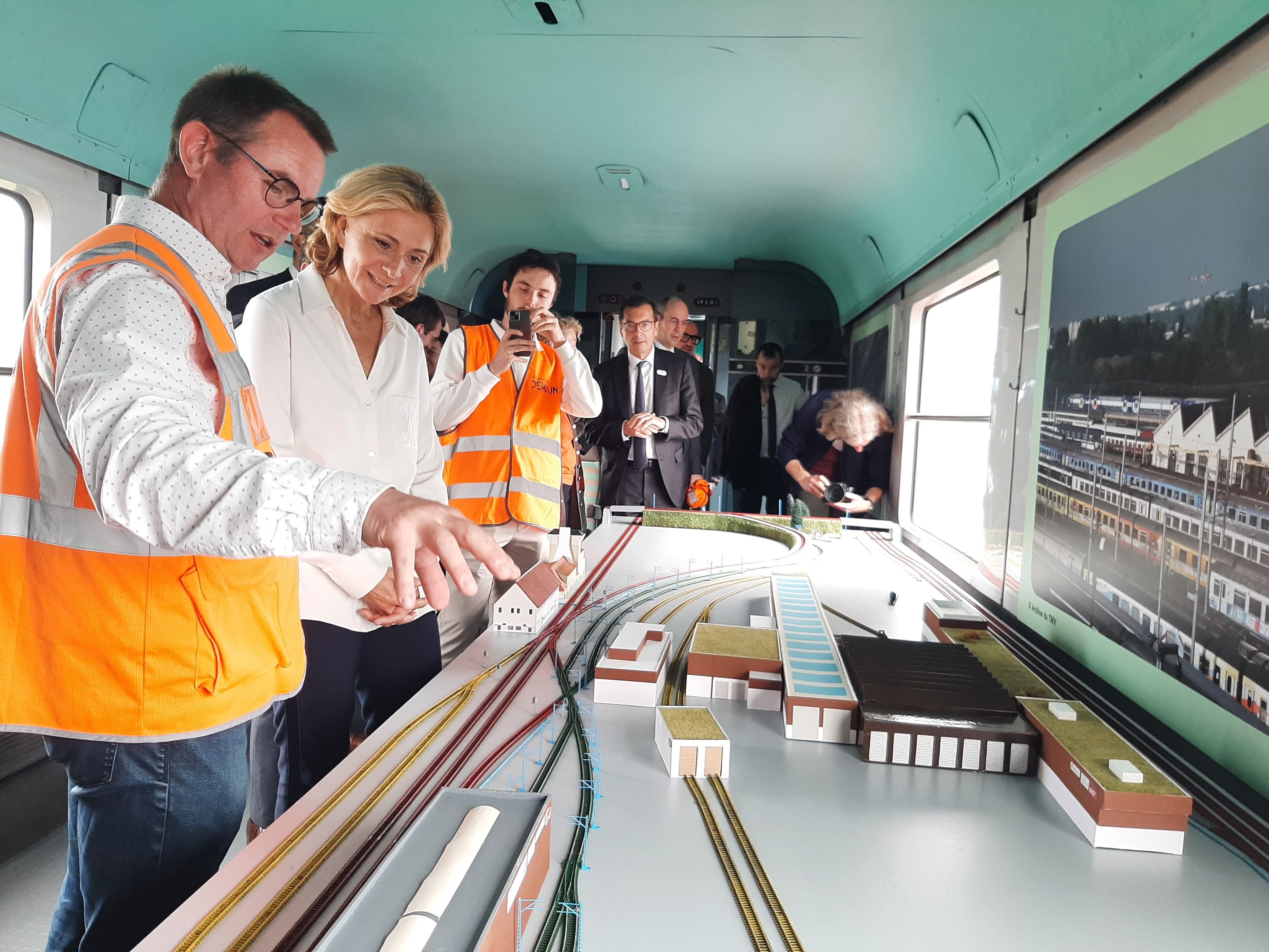 Villeneuve-Saint-Georges (Val-de-Marne), mardi 18 juin. Valérie Pécresse, présidente d'IdFM, a pu découvrir la maquette du futur technicentre. LP/Marine Legrand