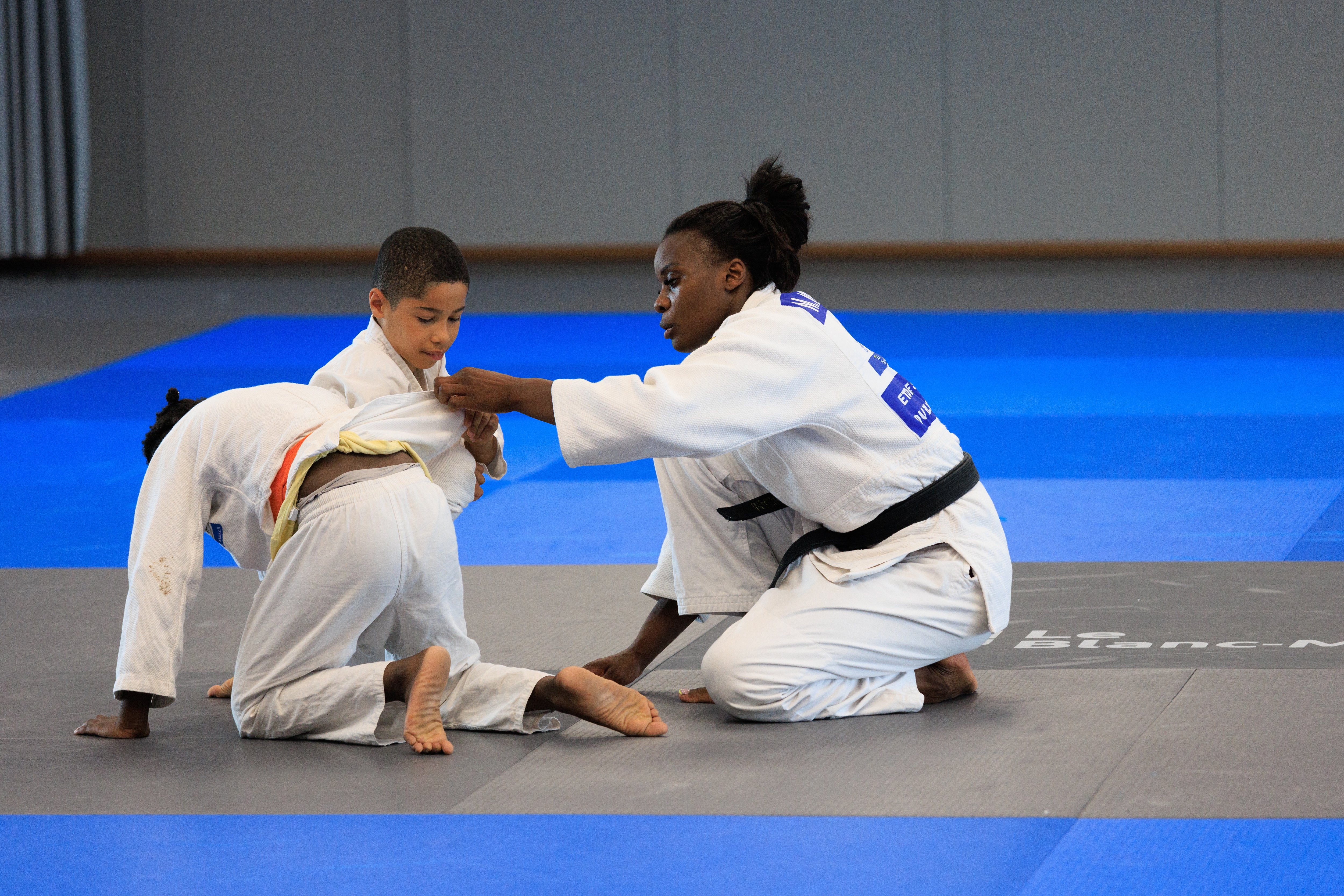 Le Blanc-Mesnil, le 11 juillet. Madeleine Malonga donne un cours de judo à de jeunes adhérents du club de l'Étoile sportive du Blanc-Mesnil. LP/Enzo Sultan
