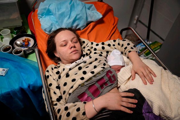 Mariana Vishegirskaya sur un lit d'hôpital avec son nouveau-né, le vendredi 11 mars 2022. AP / Evgeniy Maloletka