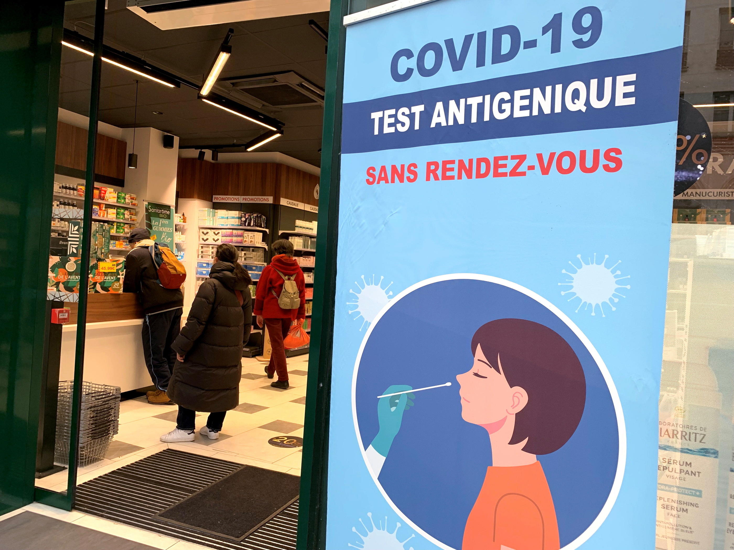 Certaines pharmacies proposent de réaliser un test antigénique combinant Covid et grippe. (Illustration) LP/Delphine Goldsztejn