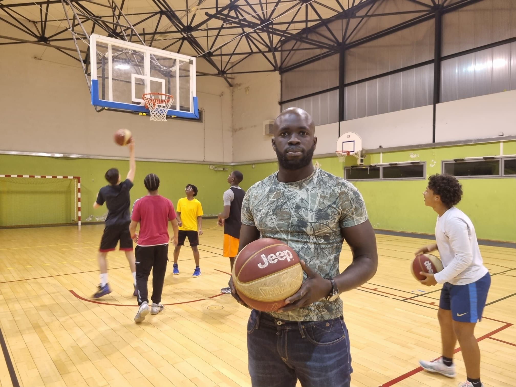 Gonesse. Ce jeudi 24 février, Cheikh Diop a raconté son parcours à des jeunes du club de basket de Gonesse. LP/Marie Briand-Locu.