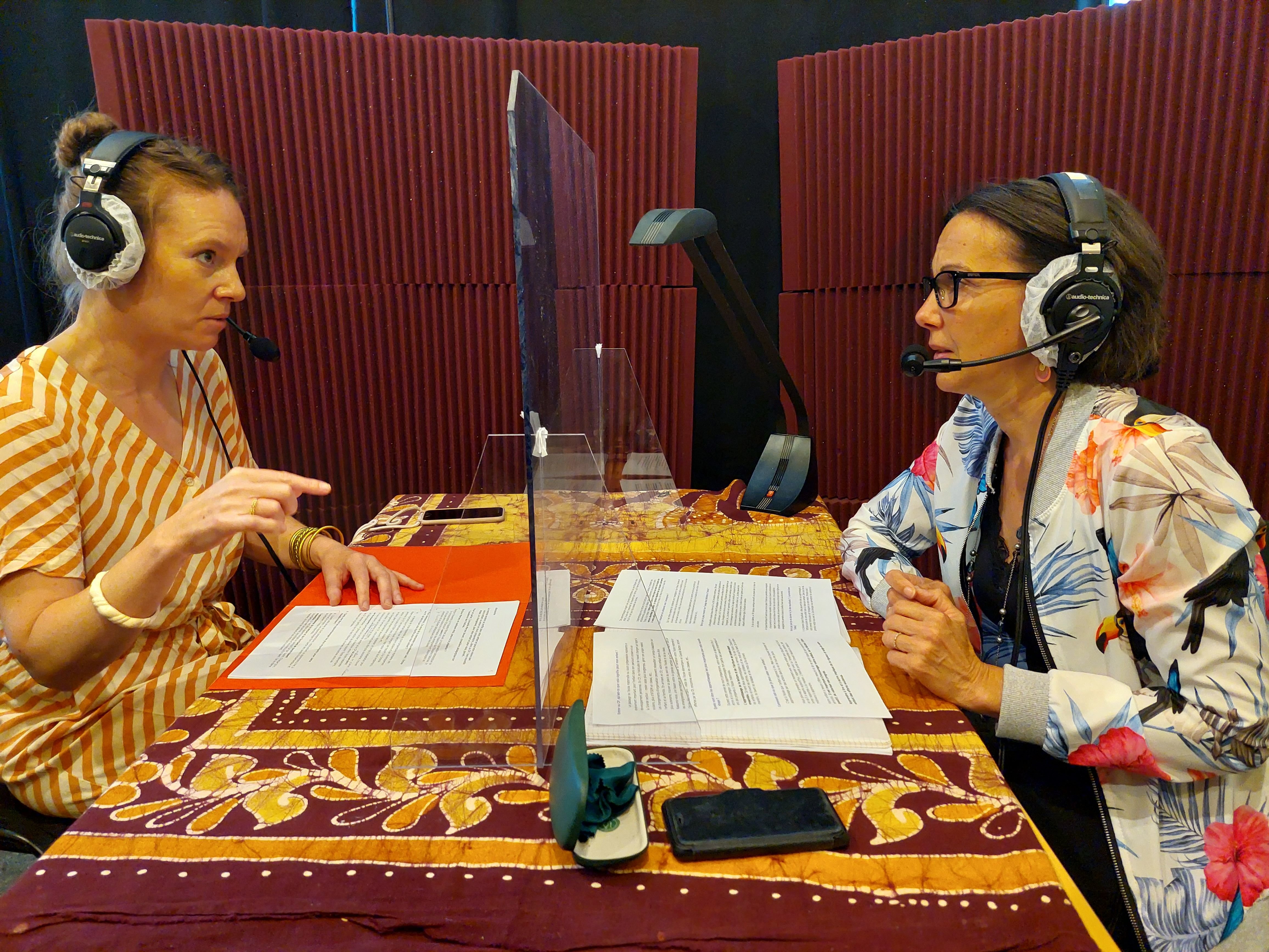 Élancourt, le 9 juin 2023. Alexandra Hubert (à droite) et Maryse Jouan ont enregistré l'épisode consacré à la rentrée au CP à la maison de quartier de la Villedieu, dans le studio Le Jack. LP/Virginie Wéber