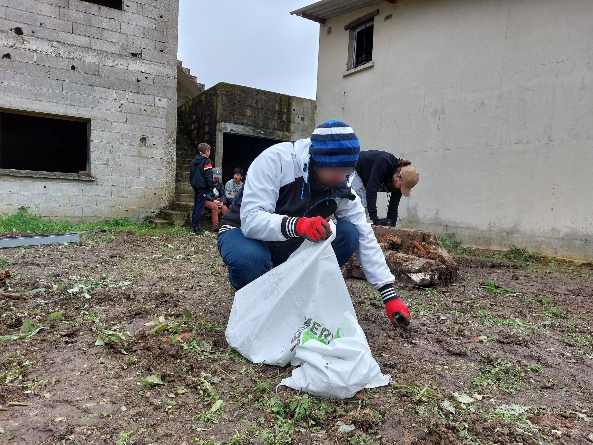 Périgny-sur-Yerres (Val-de-Marne), le dimanche 2 juin. Quand il n'apporte pas son aide sur le terrain de la future Demeure Monday, Alexander le surveille, avec l'aide de sa femme. LP/G.M.