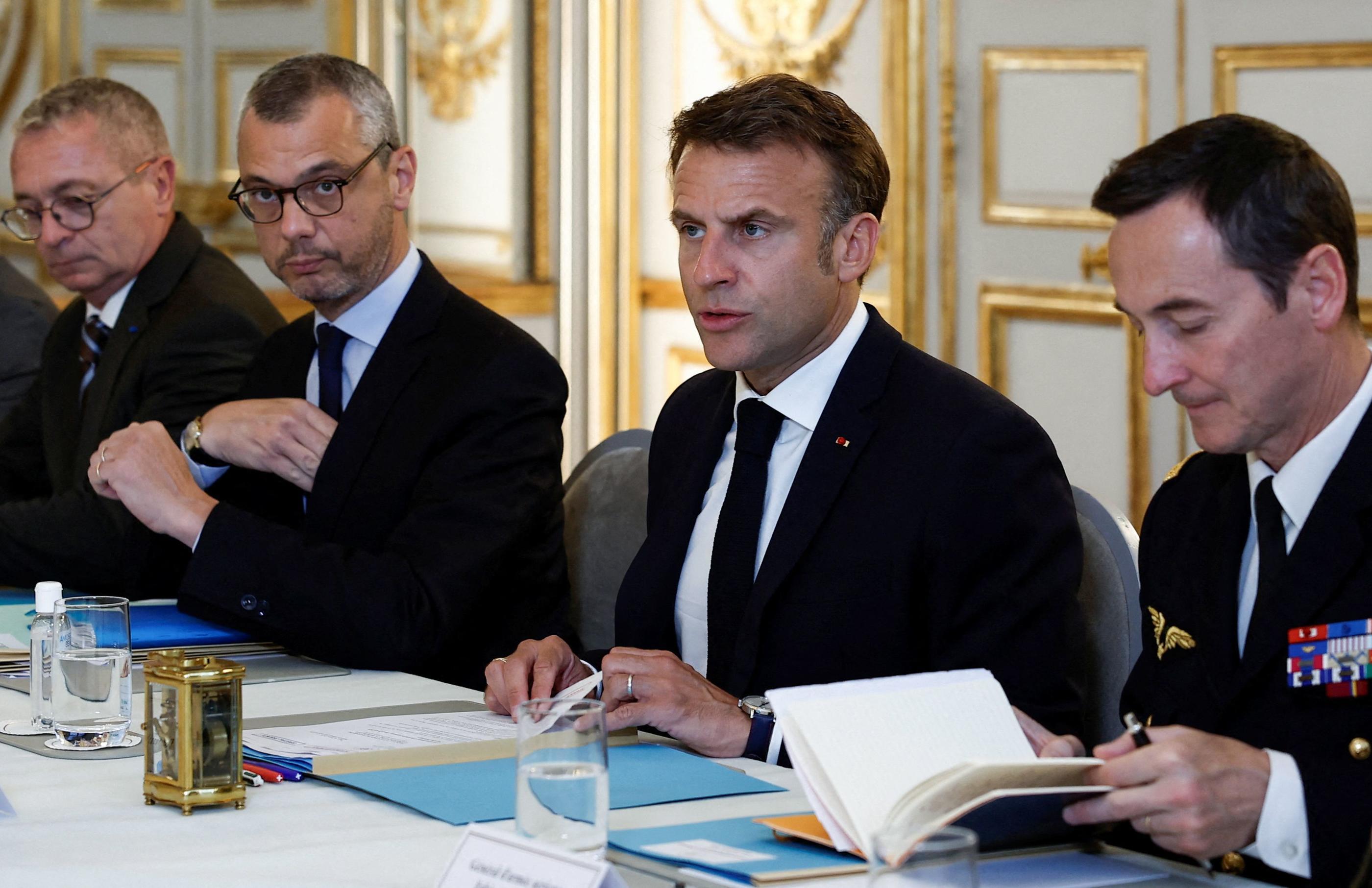 Emmanuel Macron, qui a présidé lundi un nouveau Conseil de défense sur la Nouvelle-Calédonie, a salué «des progrès dans le rétablissement de l’ordre». AFP/pool/Benoît Tessier