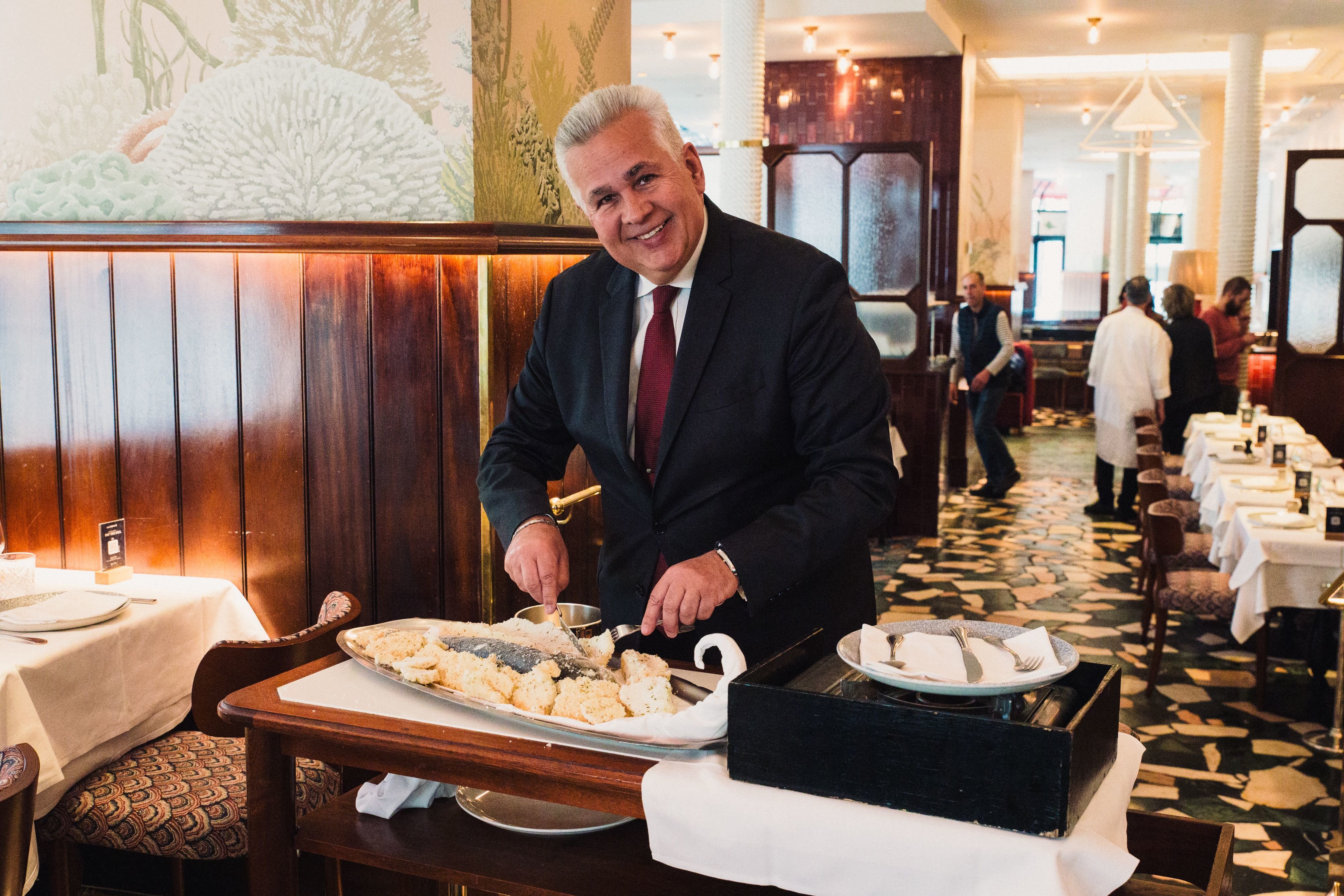 Joachim Braz, directeur de salle à La Lorraine, place des Ternes (Paris XVIIe), détaille la préparation d'un bar en croûte de sel, un classique de la cuisine au guéridon qui fait toujours son petit effet. LP/Philippe Labrosse