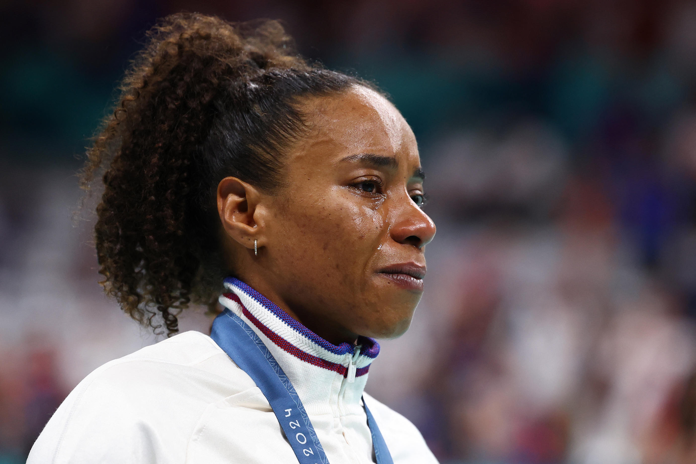 Estelle Nze Minko a, comme plusieurs de ses partenaires été prise par l'émotion sur le podium. (REUTERS/Bernadett Szabo)