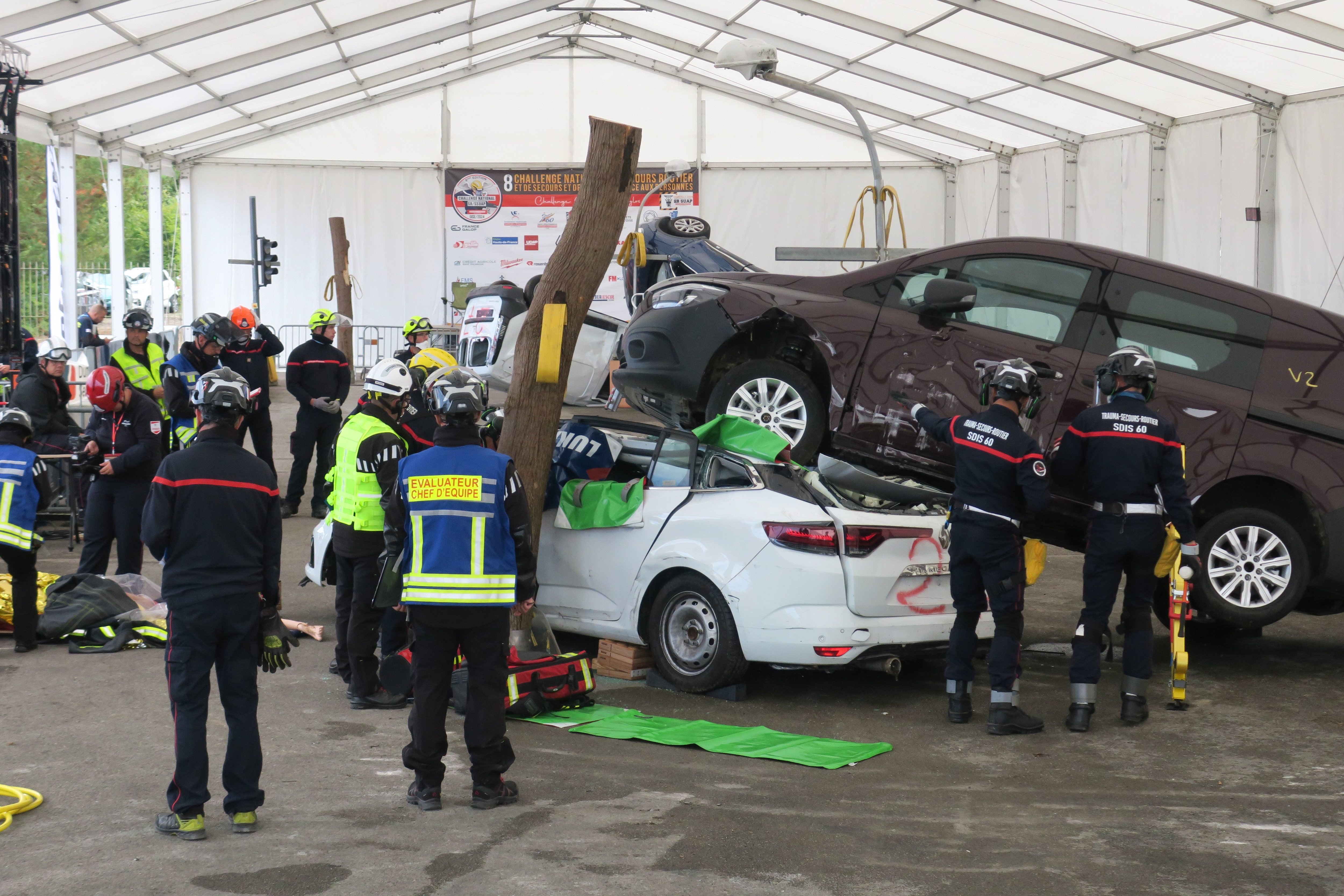 Chantilly (Oise), mercredi 11 septembre. Les pompiers de l'Oise sécurisent la scène de l'accident avant de procéder à l'extraction de la victime qui se trouve à l'intérieur du véhicule. LP/Julie Ménard