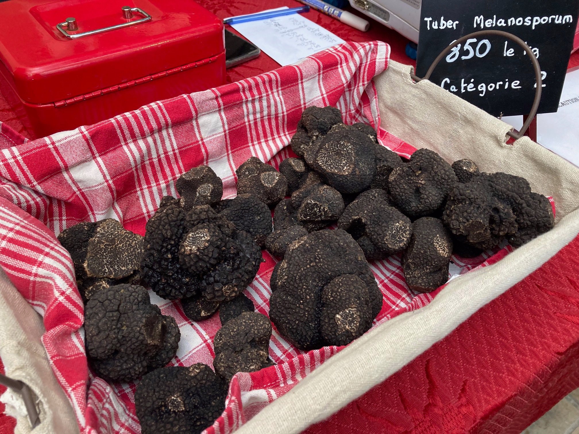 Au marché au truffes d'Orléans (Loiret), ce week-end des 14 et 15 janvier, les trufficulteurs de Beauce ont écoulé près de 14 kilos de ces précieux "diamants noirs". LP/Christine Berkovicius