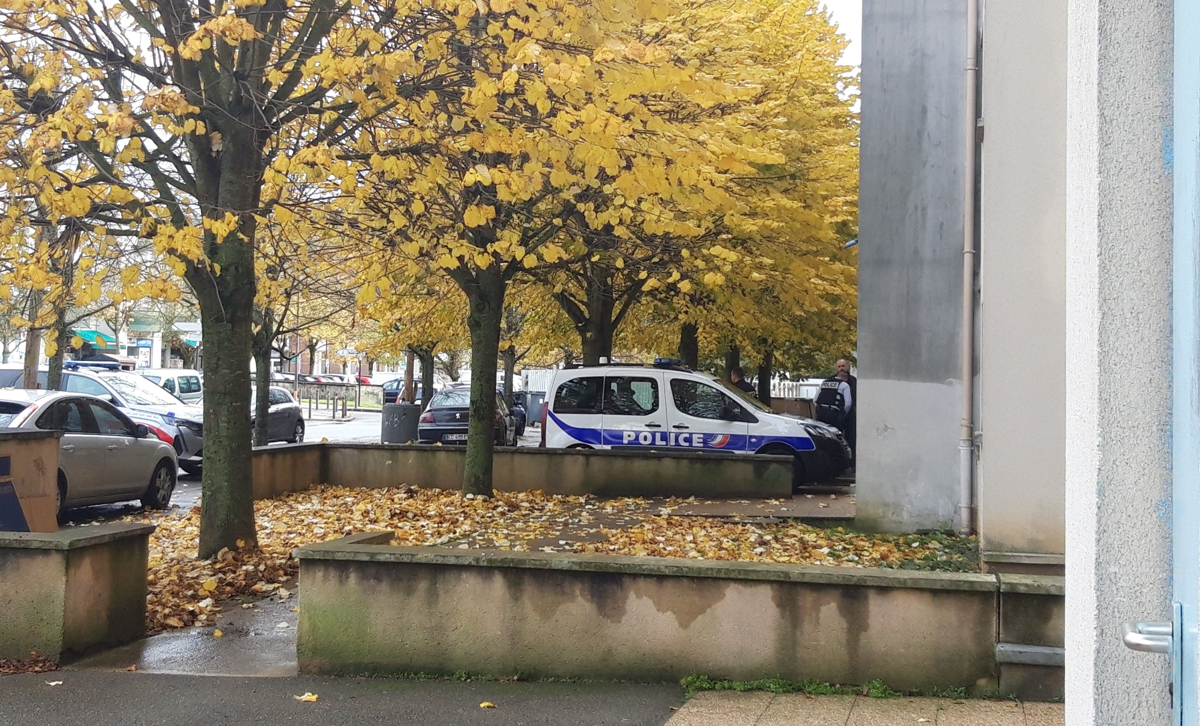 Savigny-le-Temple, le 4 novembre 2021. Au 12, avenue Jules Vallès, où des tags anti police ont été trouvés, les forces de l'ordre multiplient les interventions pour lutter contre le trafic de drogue. LP/C.L.