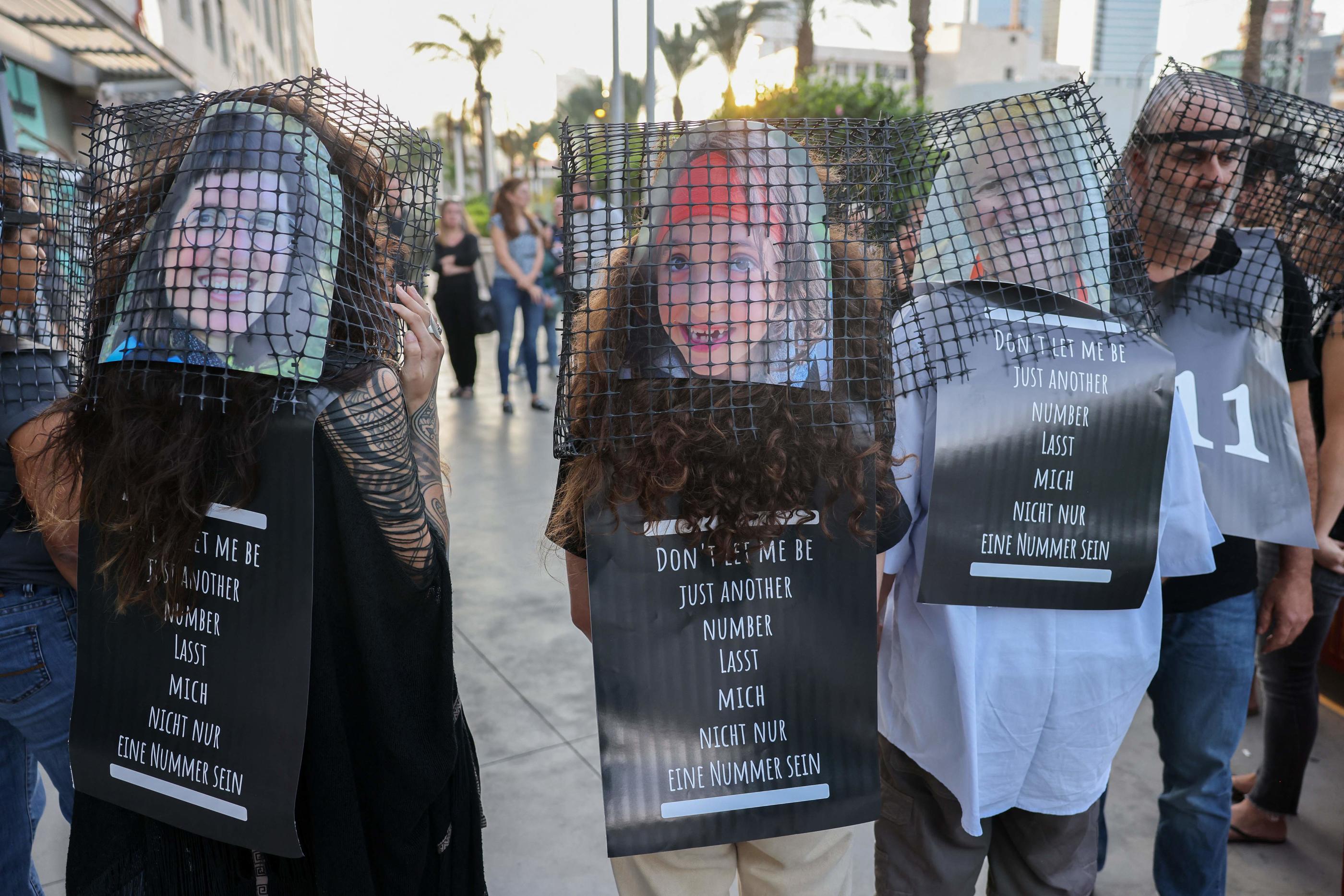 À Tel-Aviv, les visages des otages sont partout. Affiches, tee-shirts, banderoles sont la seule manière pour la population civile de leur apporter du soutien. AFP/Ahmad Gharabli