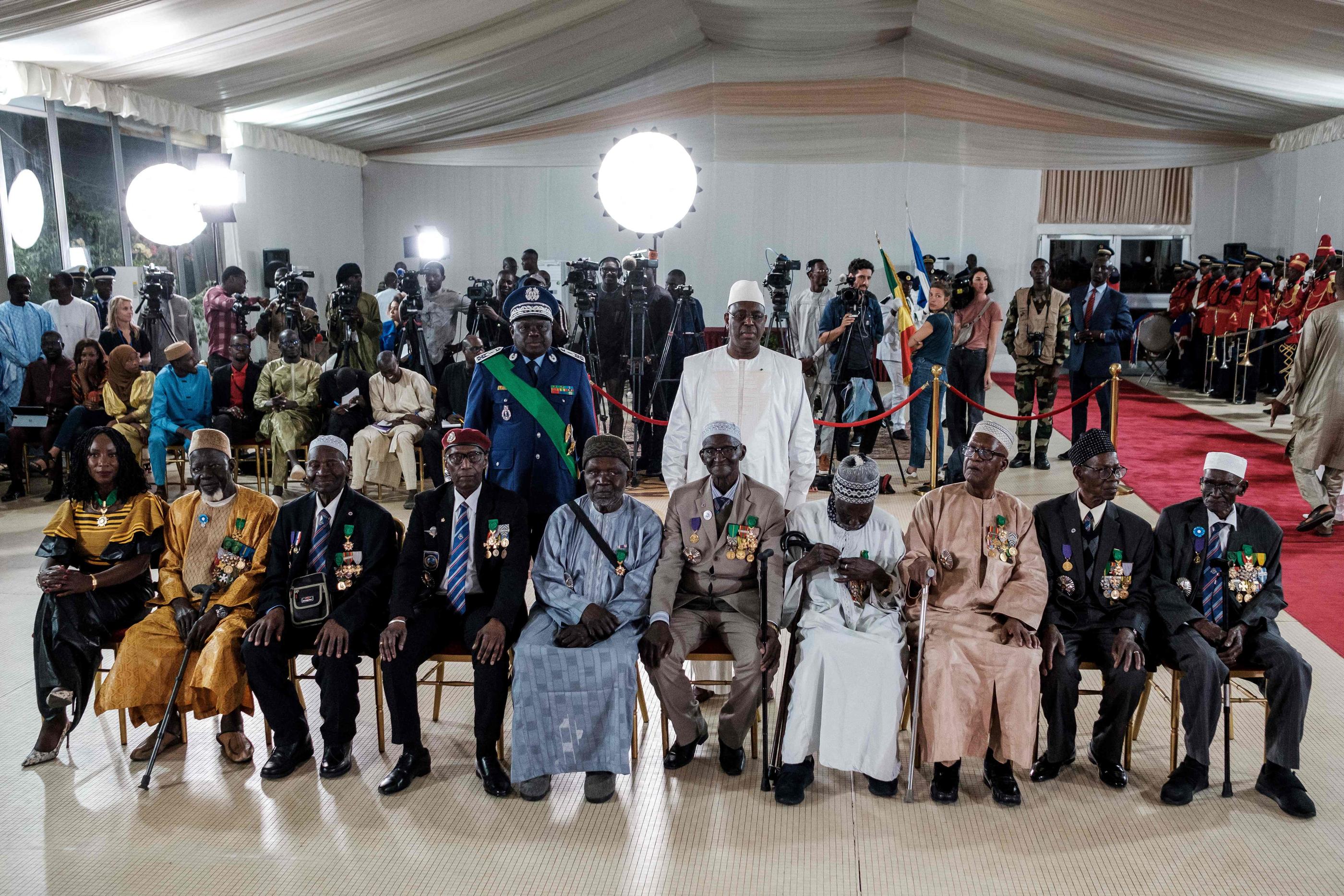 Dakar (Sénégal), le 28 avril. Les neufs tirailleurs sénégalais ont été accueillis par le président du pays, Macky Sall (au centre), et reçus à l'ambassade de France. AFP/Guy Peterson