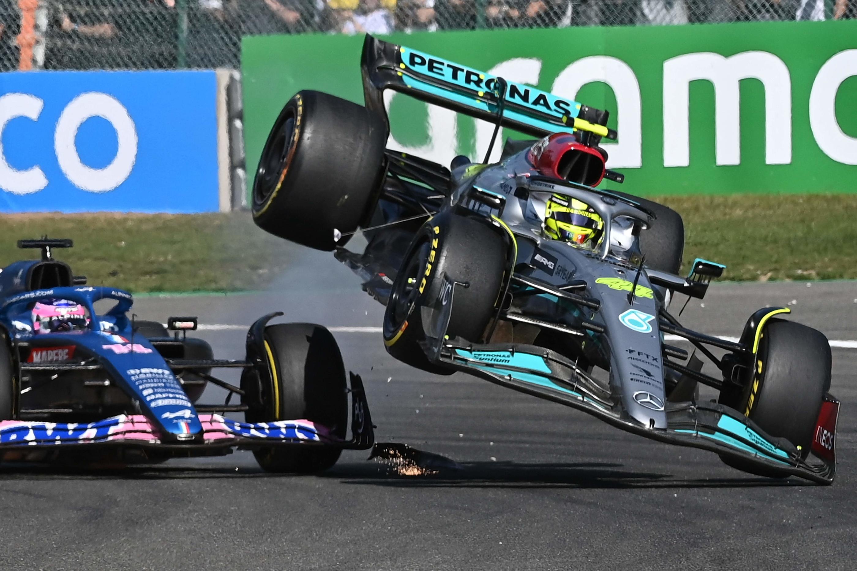 Les bolides de  Lewis Hamilton (à droite) et Fernando Alonso se percutent, ce qui va provoquer la colère du pilote espagnol. AFP/John Thys
