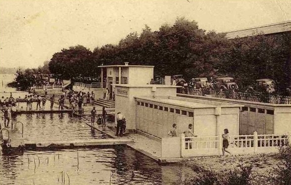 En 1930, une piscine fluviale est construite sur les berges de Seine, à Ris-Orangis, avec des cabines, un ponton et un plongeoir. Un site que la mairie veut réhabiliter. DR/GRHL