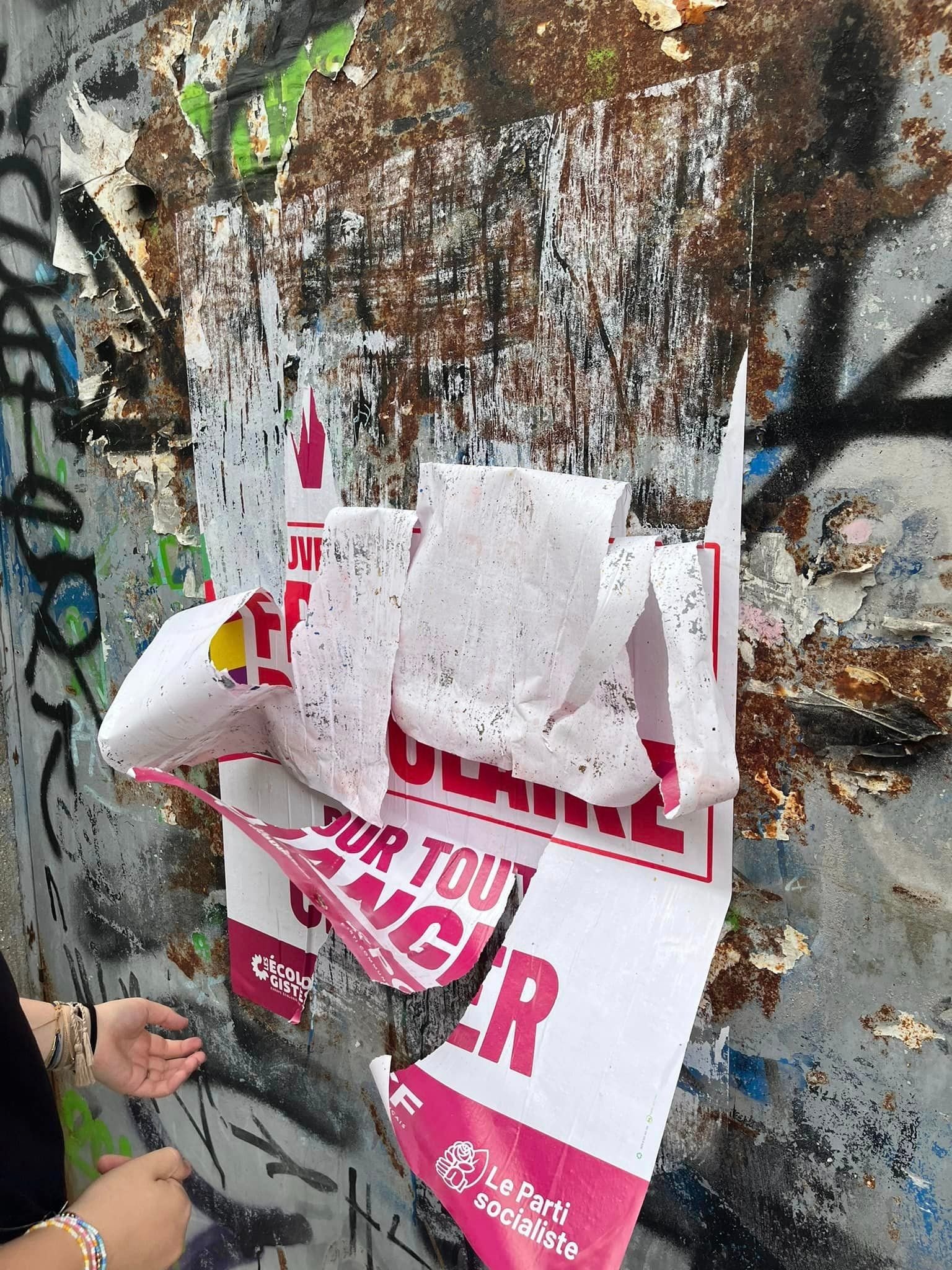 Fontenay-aux-Roses, mercredi 3 juillet. La candidate suppléante de Lounès Adjroud, Astrid Brobecker, a déposé plainte pour «affichage illégal» alors que affiches aux couleurs du NFP ont été collées dans la ville. DR