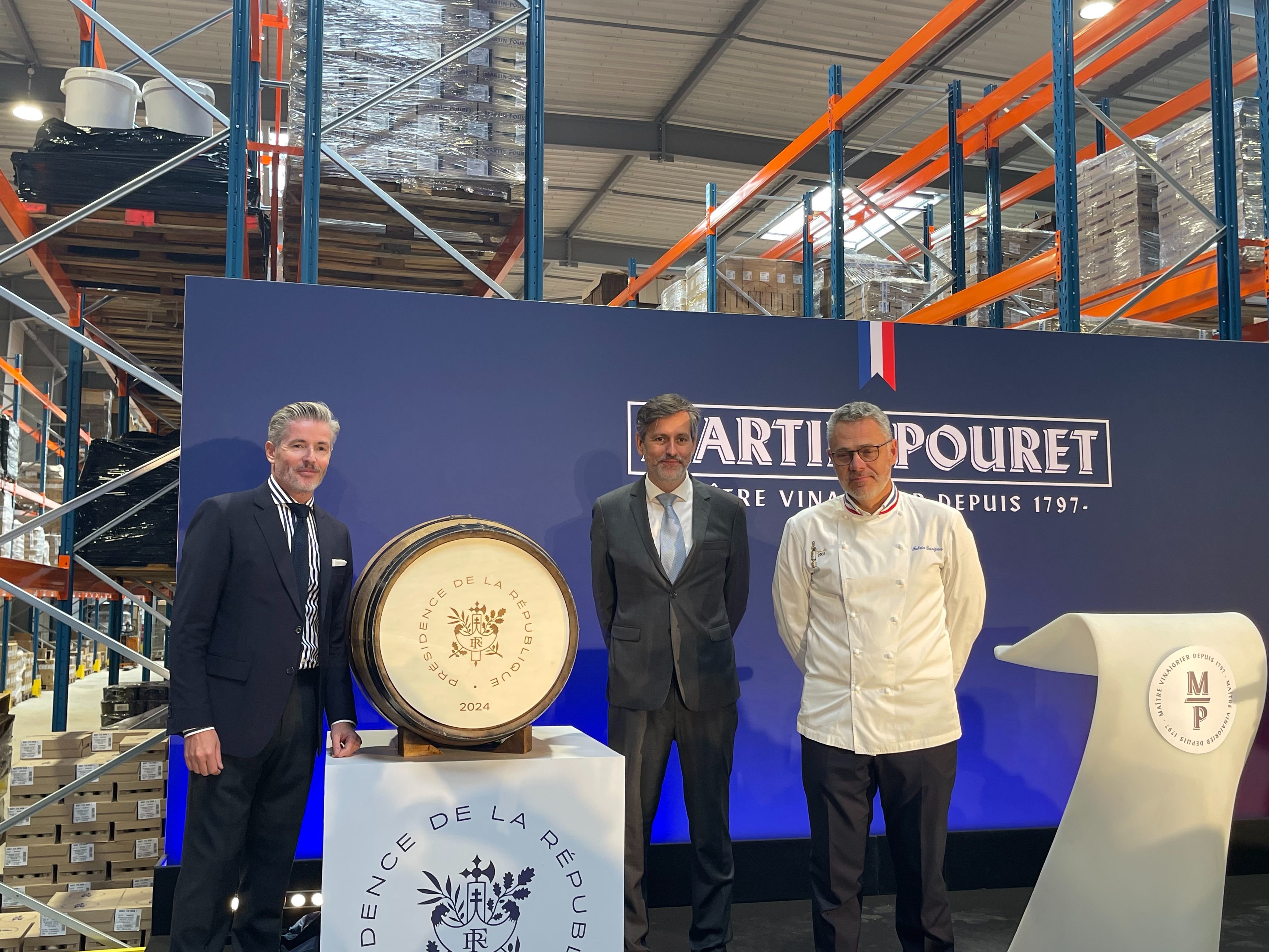 Paul-Olivier Claudepierre (à gauche), David Matheron (au centre), les propriétaires de la vinaigrerie Martin-Pouret, et Fabrice Desvignes, chef cuisinier de l'Élysée, ont inauguré ce vendredi leur nouvelle usine à Boigny-sur-Bionne. LP/François-Xavier Rivaud