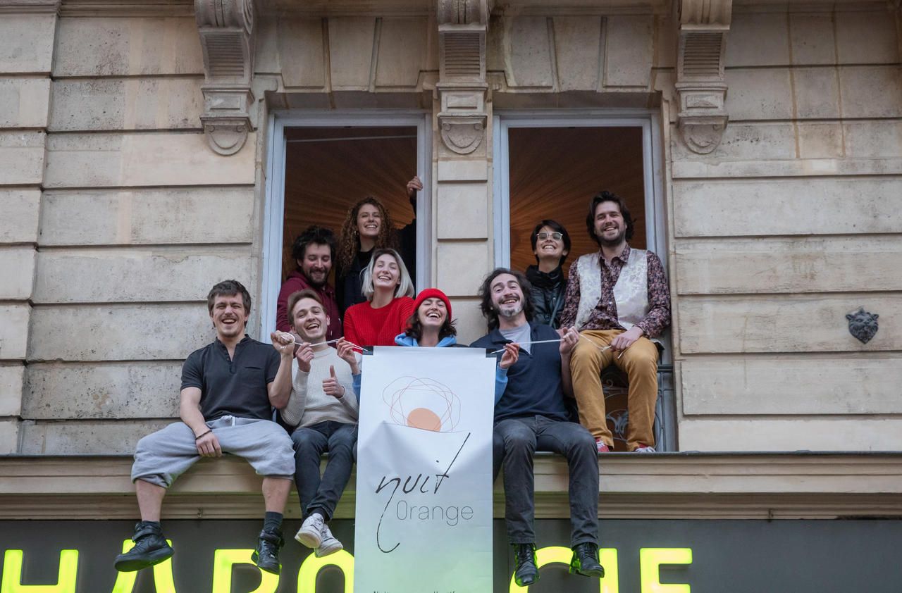 <b></b> Paris (XIIIe), le 1er mars. Le collectif d’artistes Nuit Orange a joué son 9e «Balconfiné» à l’angle des rues de Tolbiac et du Château-des-Rentiers.