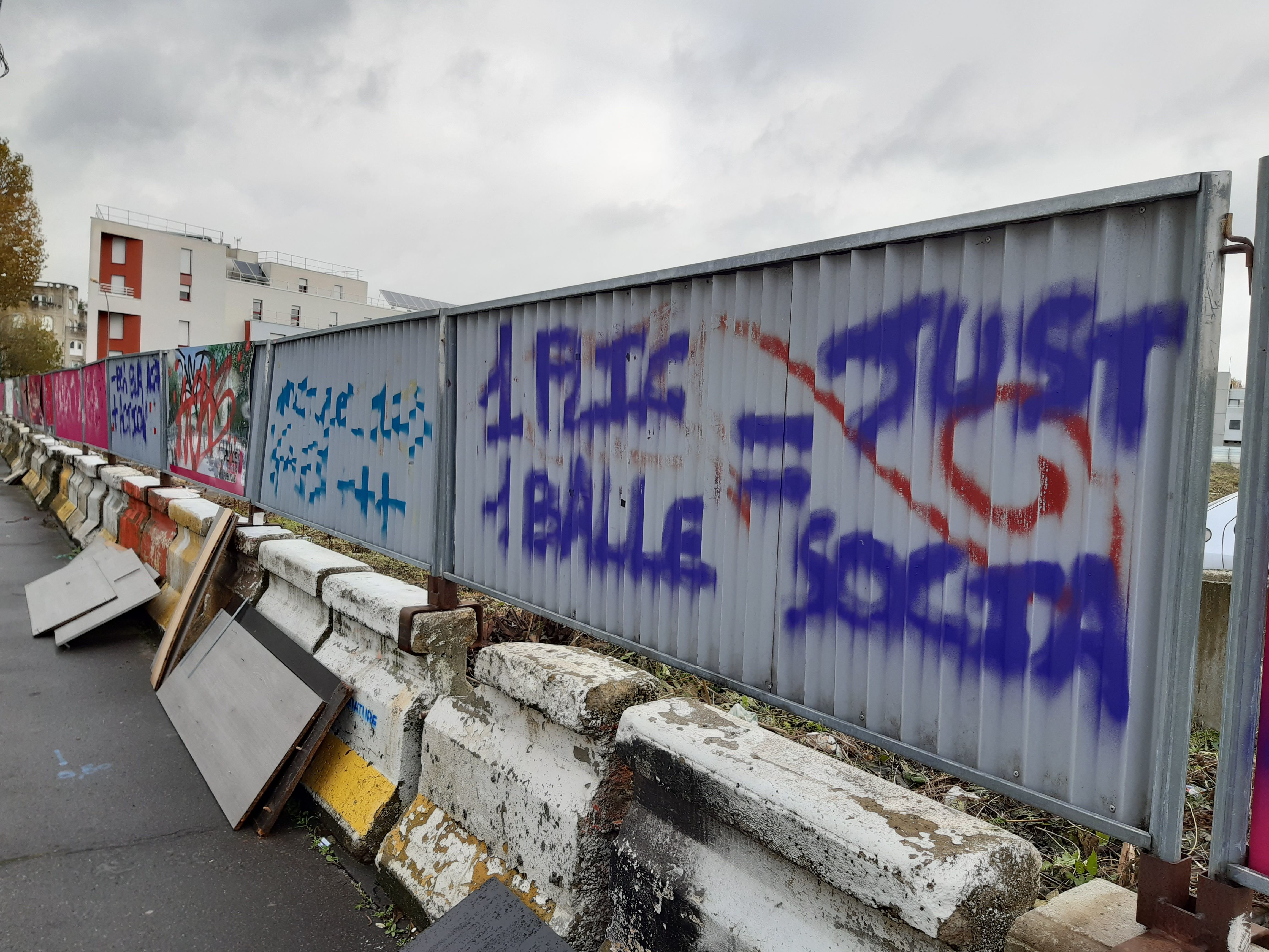Aubervilliers (Seine-Saint-Denis), le 4 novembre 2021. Des slogans anti-police ont également été découverts sur des palissades de chantier, rue de la Maladrerie. LP/Alexandre Arlot