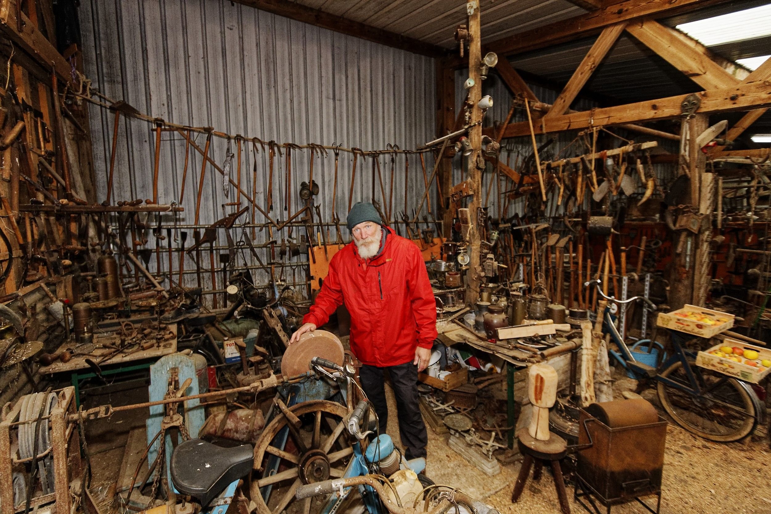 À Saint-Aubin-sur-Quillebeuf, Thierry Delabarre a ouvert un musée de l'outil et des objets d'antan dans sa ferme.  #PRESSE30
