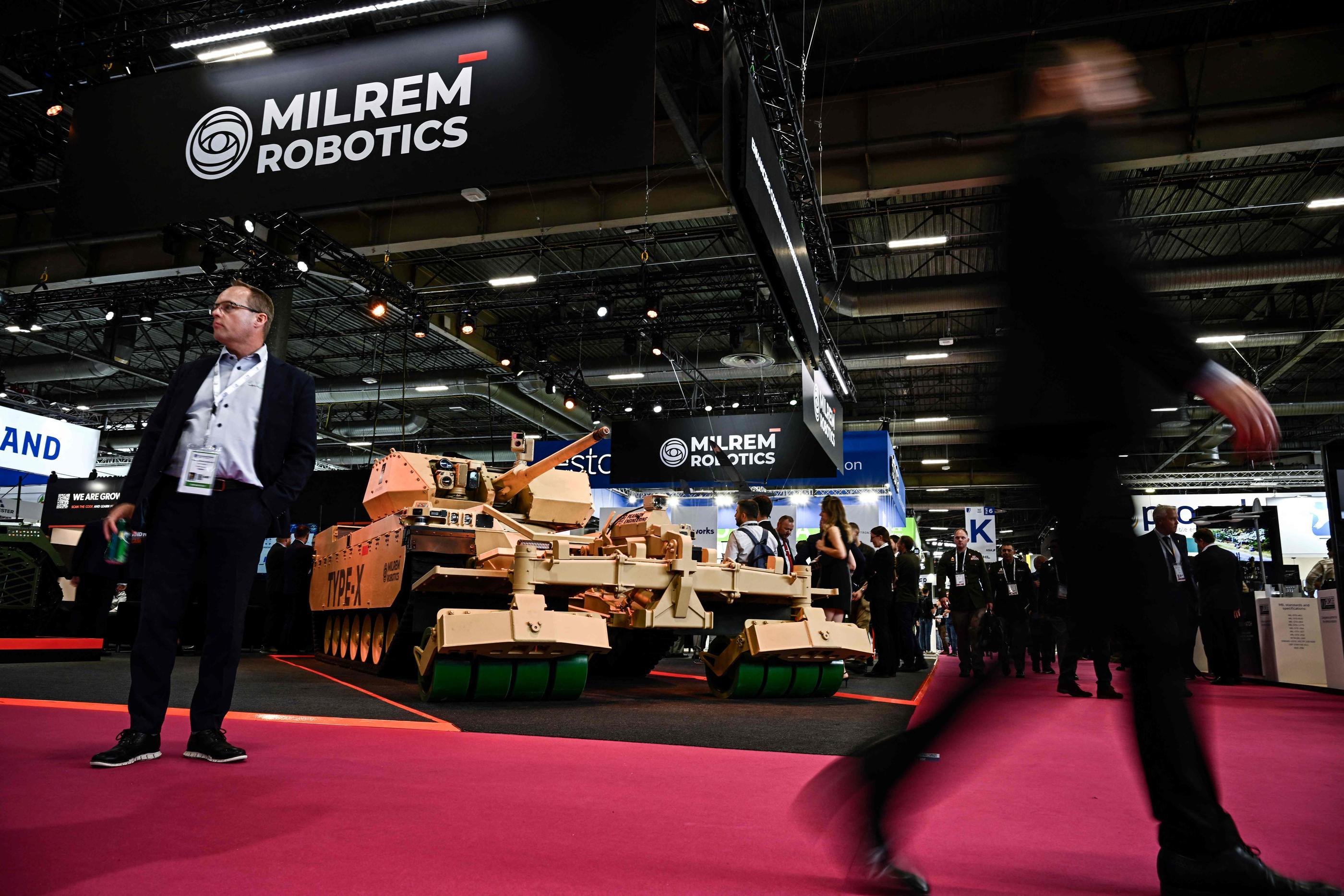 Villepinte (Seine-Saint-Denis) , le 17 juin. Le salon international de la défense et de la sécurité terrestre et aérienne Eurosatory connaît une affluence record, avec 2 700 exposants et 61 pays représentés. AFP/Julien De Rosa